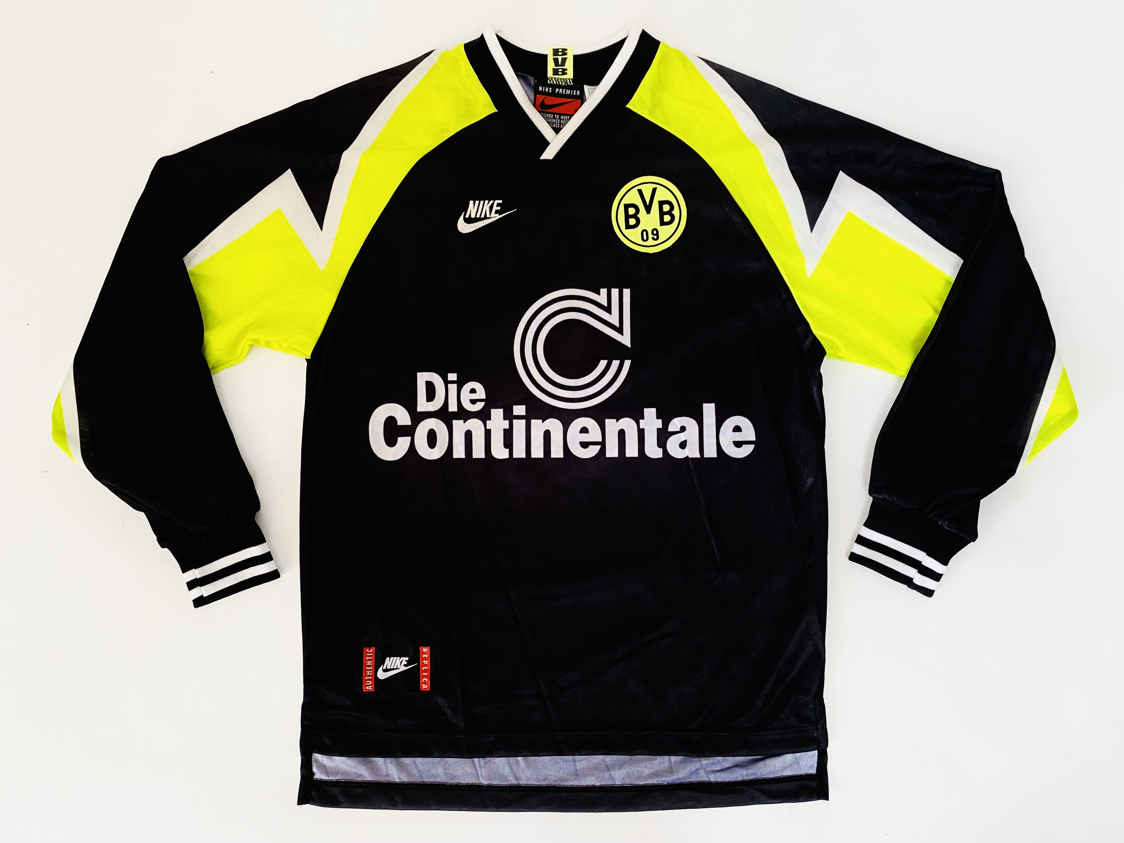 Nike Borussia Dortmund *Mint Condition* Away Jersey 1995 / 1996 Size US S / EU 44-46 / 1 - 3 Thumbnail