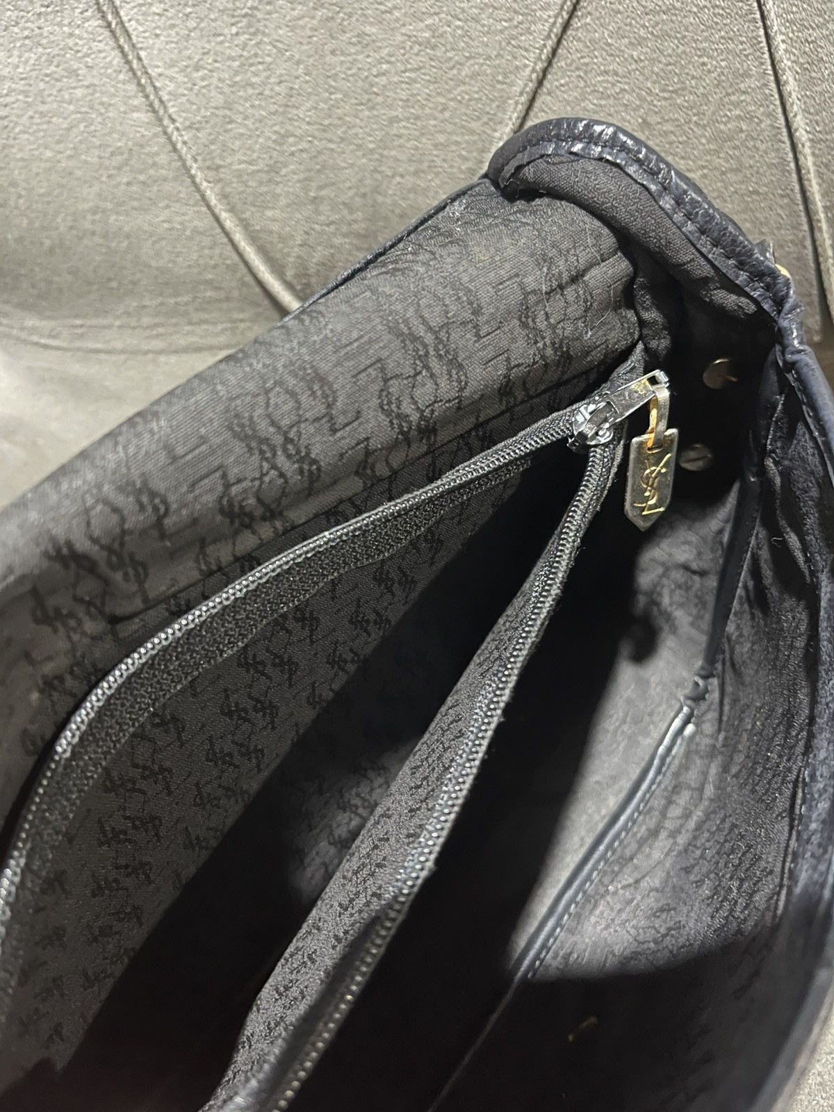 Yves Saint Laurent Authentic Yves Saint Laurent logo stitch shoulder bag Size ONE SIZE - 13 Thumbnail