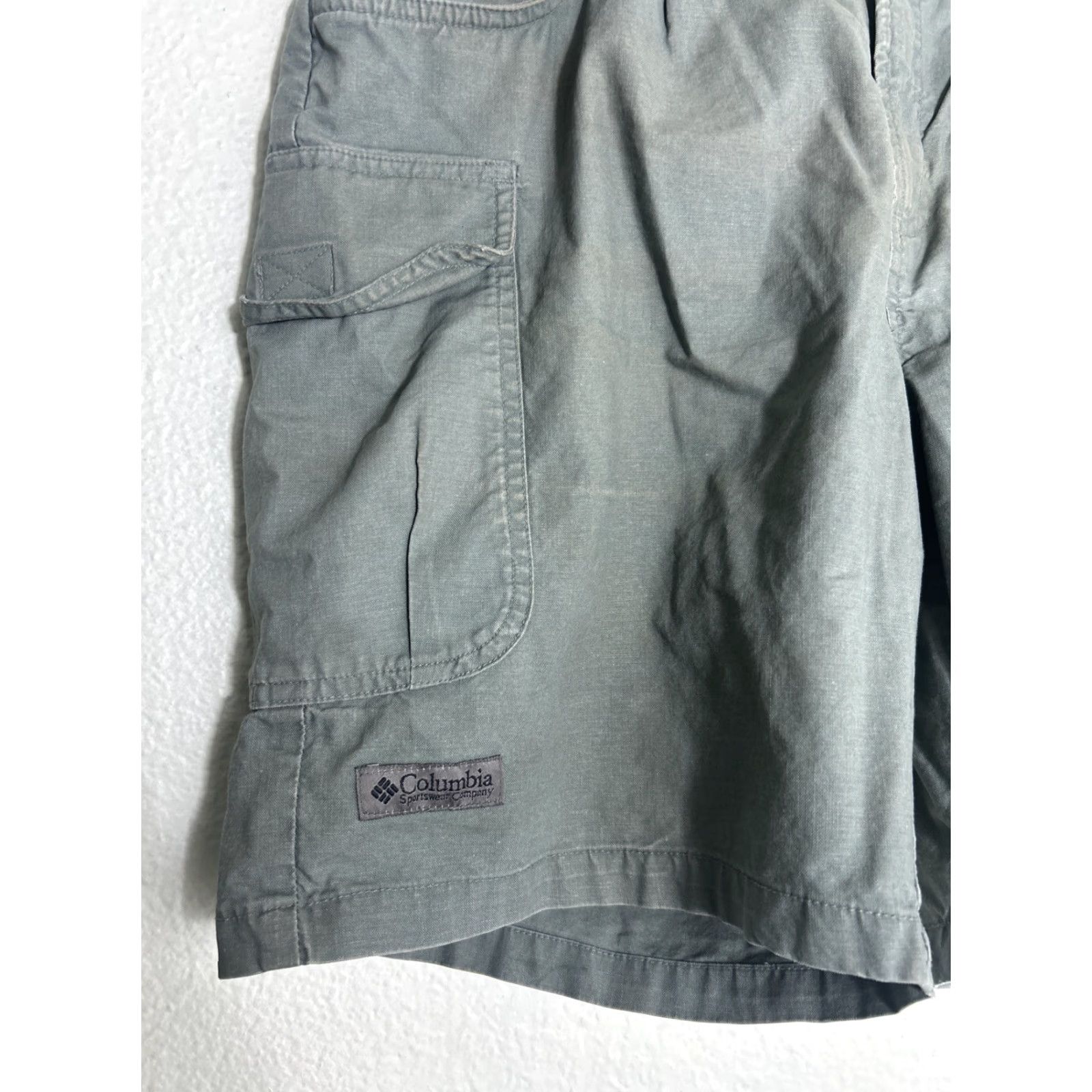 Olive Columbia Cargo Shorts Womens Small Olive Green 28x8 Regular Flaw Missing Button Mens? Size 28" / US 6 / IT 42 - 2 Thumbnail