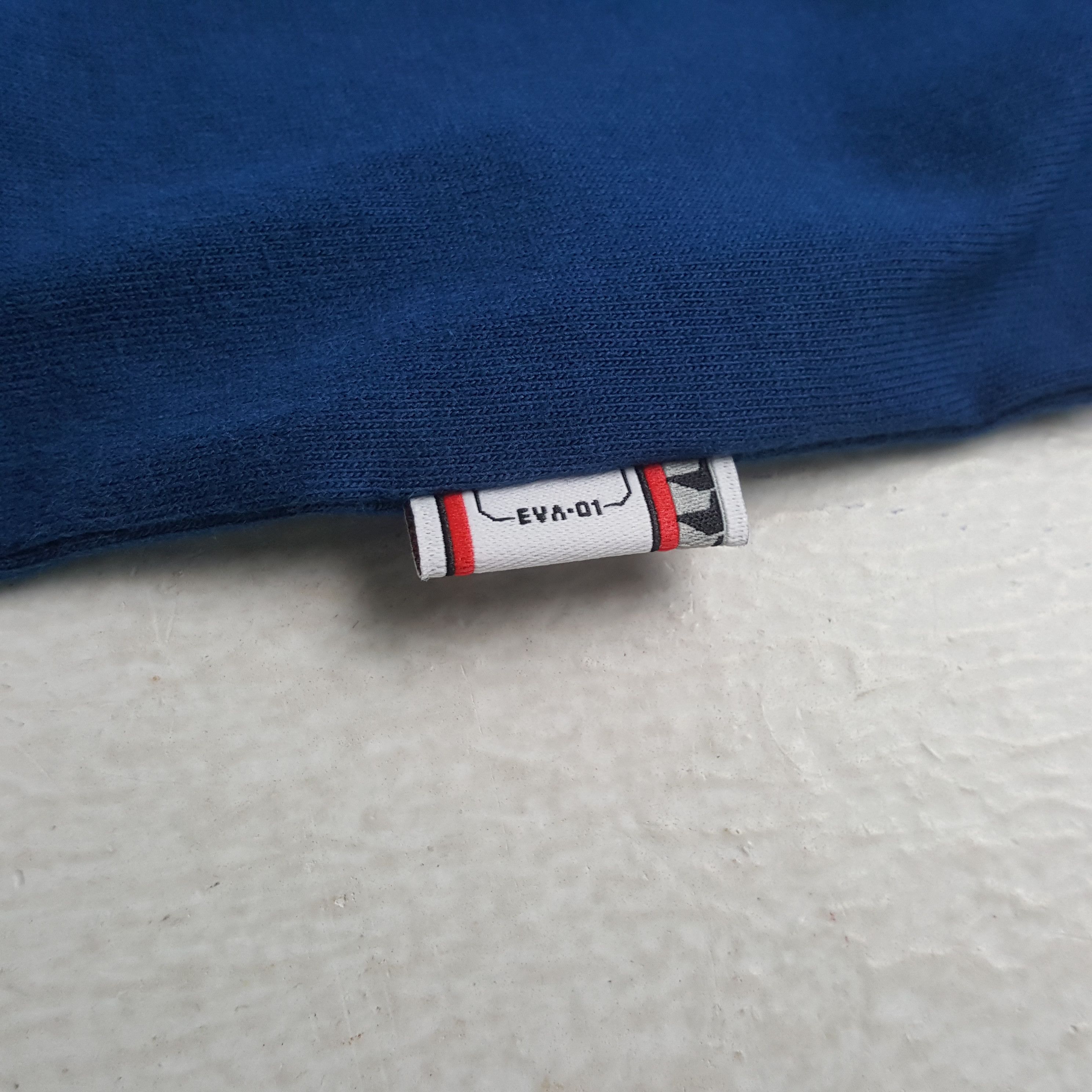 Uniqlo Uniqlo x Evangelion Anime Japanese Brand Tshirt RR1 Size US L / EU 52-54 / 3 - 6 Thumbnail