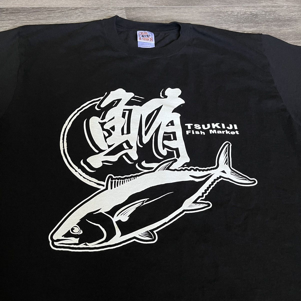 Japanese Brand Vintage 2000s Tsukiji Fish Market Japan Graphic Logo T Shirt Size US L / EU 52-54 / 3 - 2 Thumbnail