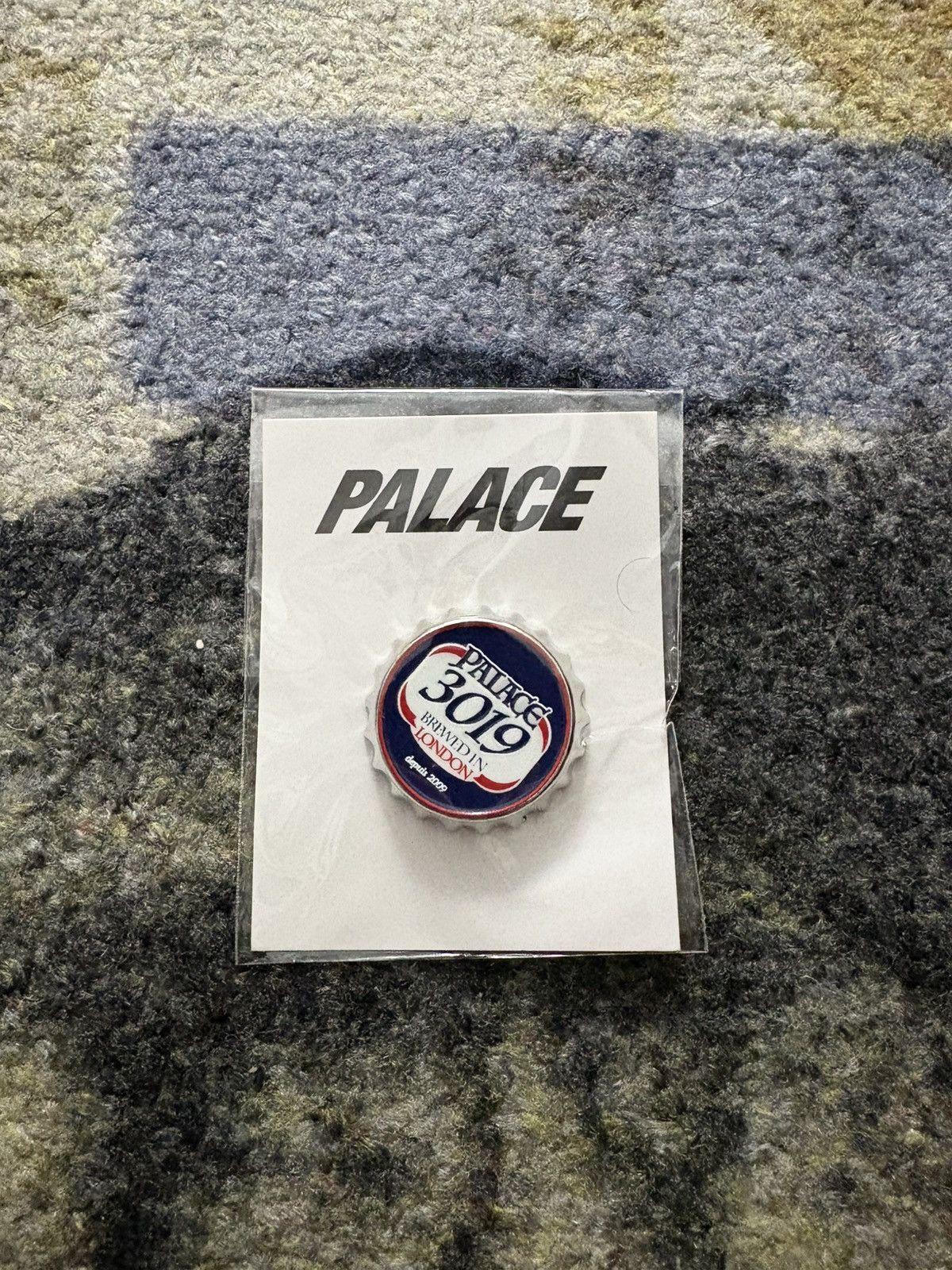 Palace PALACE SAVOIR-FAIRE PIN BADGE Size ONE SIZE - 1 Thumbnail