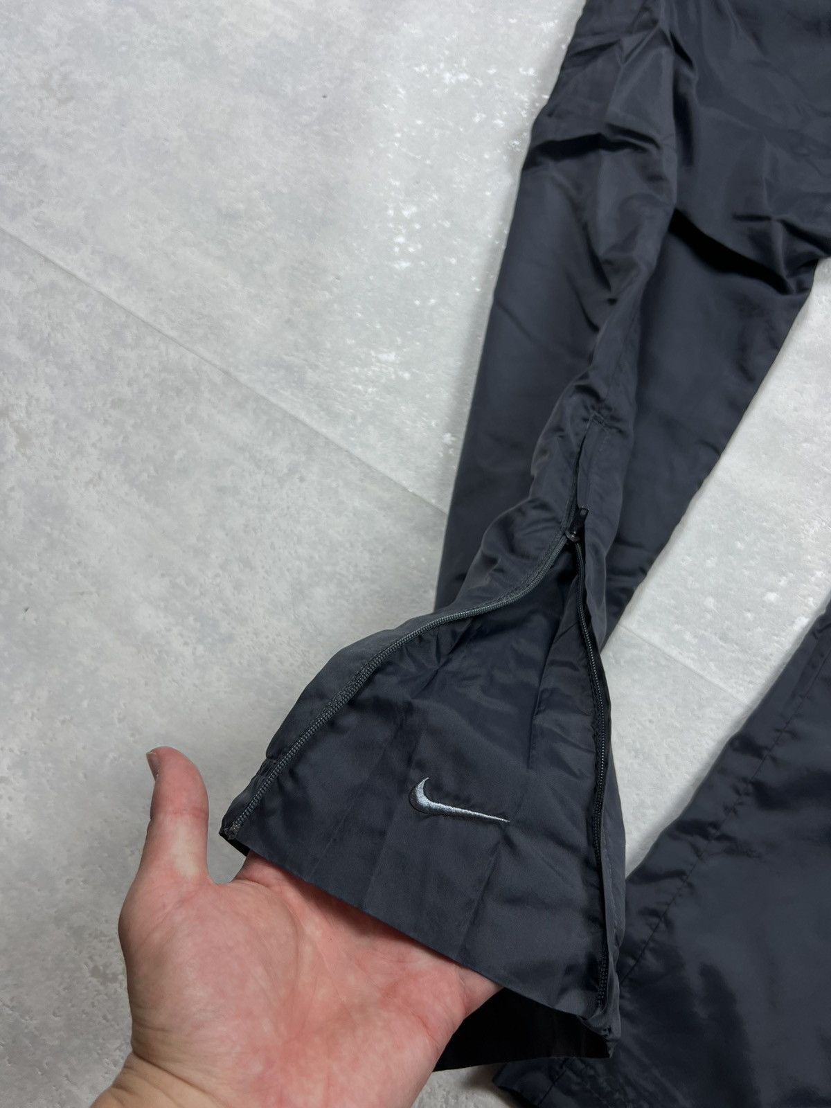 Nike 90s Nike Swoosh Vintage Y2K Gorpcore Nylon Parachute Pants Size US 34 / EU 50 - 7 Thumbnail