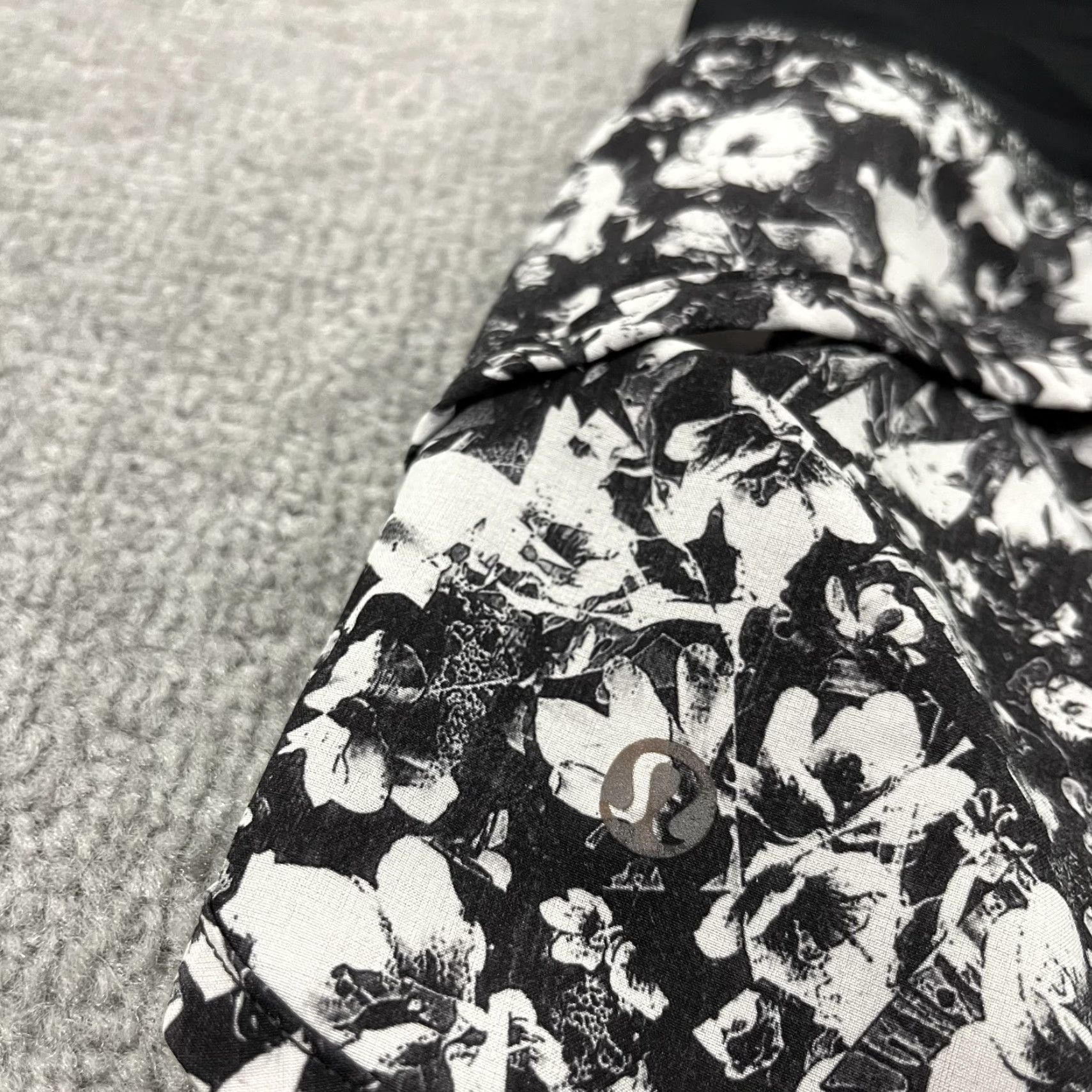 Lululemon VINTAGE Lululemon Speed Shorts Womens 4 / 3" Linerless Performance 4 Way Stretch Floral Size 28" / US 6 / IT 42 - 2 Thumbnail