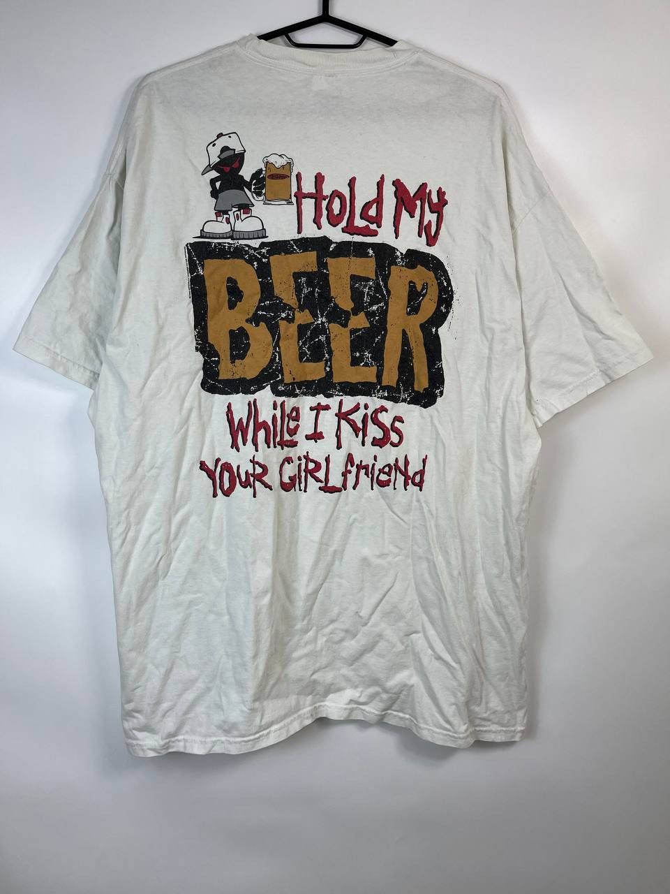 Hanes TRASHMAN HOLD MY BEER GRAPHIC T-SHIRT FUNNY VINTAGE Size XL Size US XL / EU 56 / 4 - 4 Thumbnail