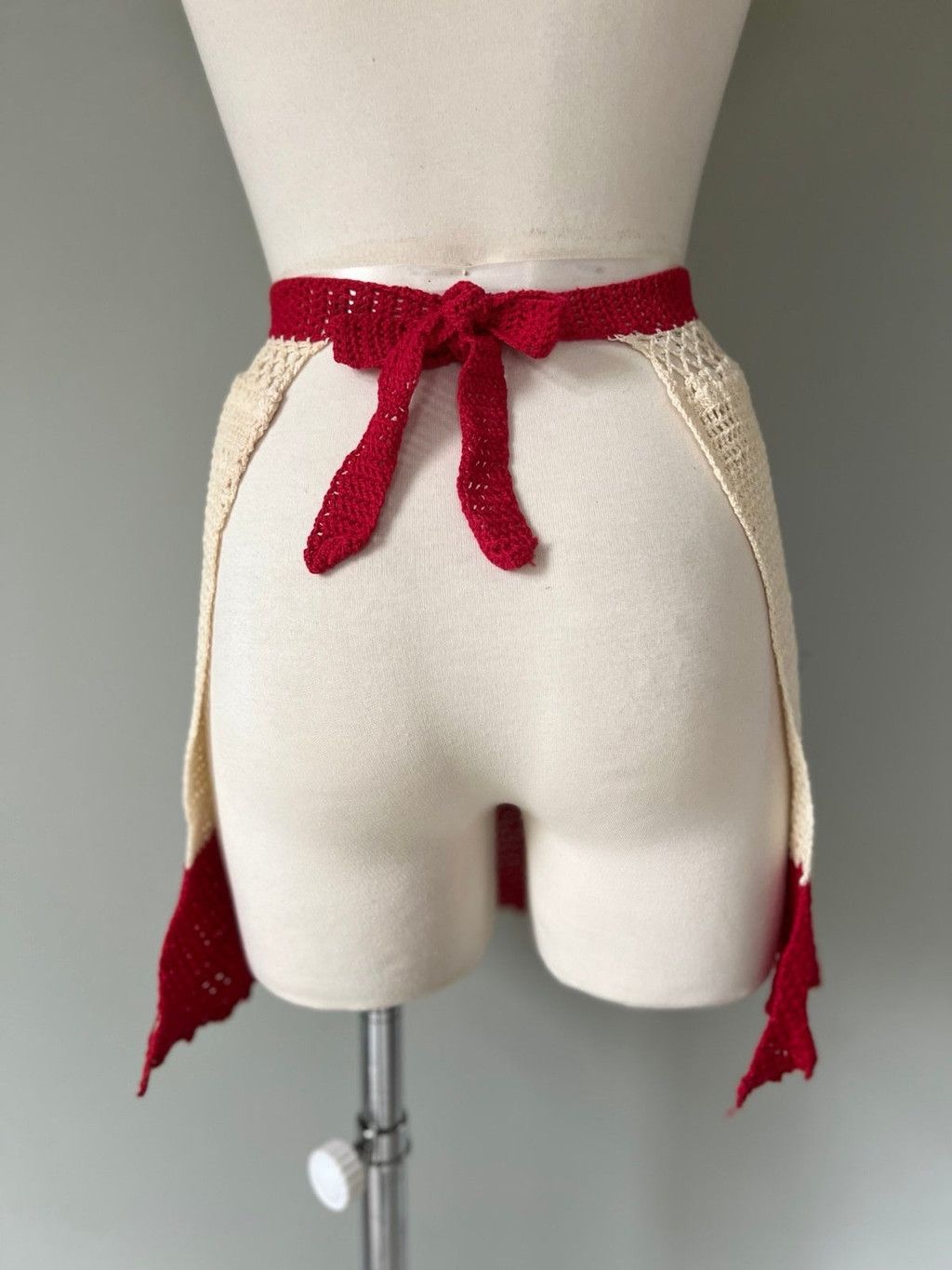 Handmade 1960s Vintage Deadstock Handmade Crochet Rose Kitchen Apron Size ONE SIZE - 6 Thumbnail