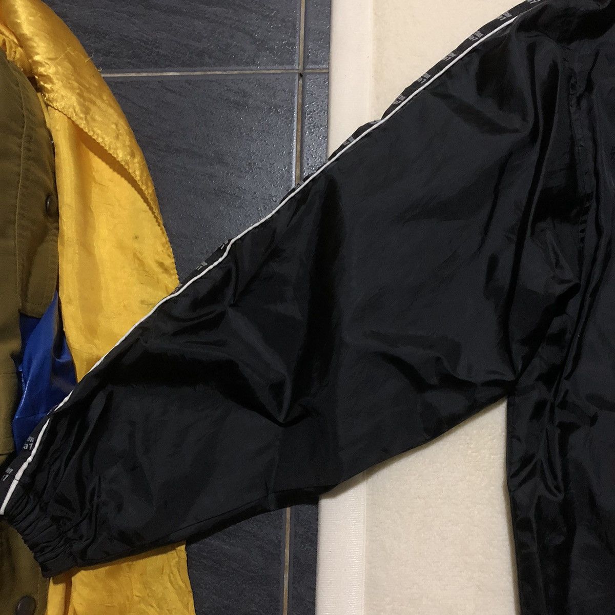 Benetton × Formula 1 Vintage Benetton Formula 1 Side Tape Light Jacket Size US L / EU 52-54 / 3 - 9 Thumbnail