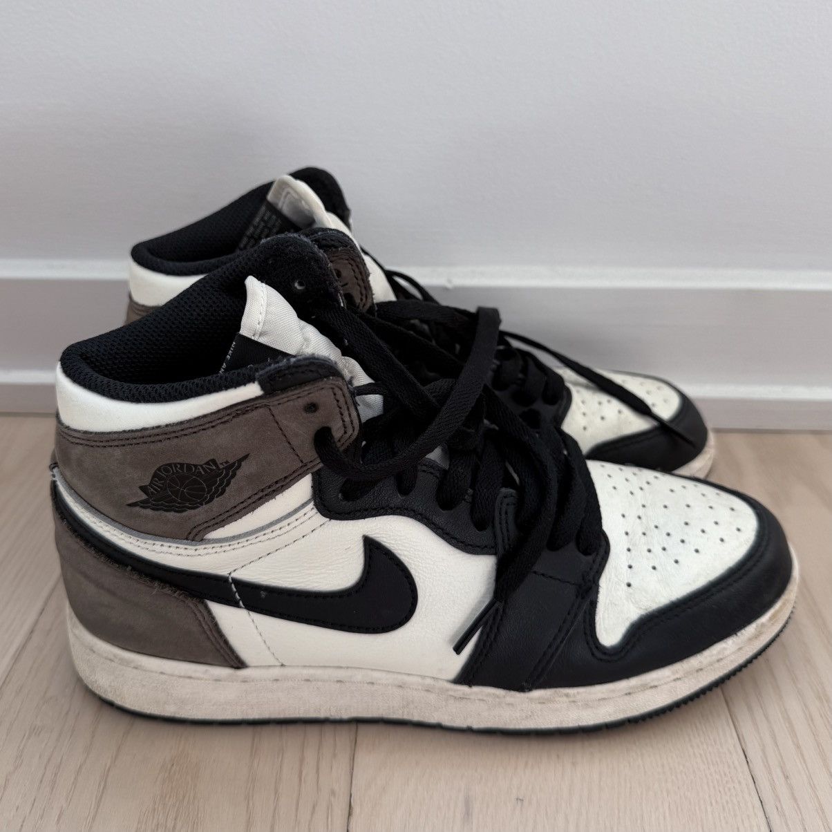 Nike Jordan 1 Retro High Mocha 5.5M/7W Size US 5.5 / EU 38 - 2 Thumbnail