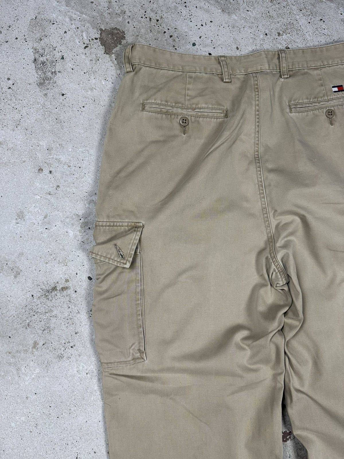 Tommy Hilfiger × Vintage Vintage Y2K Tommy Hilfiger Beige Baggy Cargo Pants Size US 33 - 13 Thumbnail