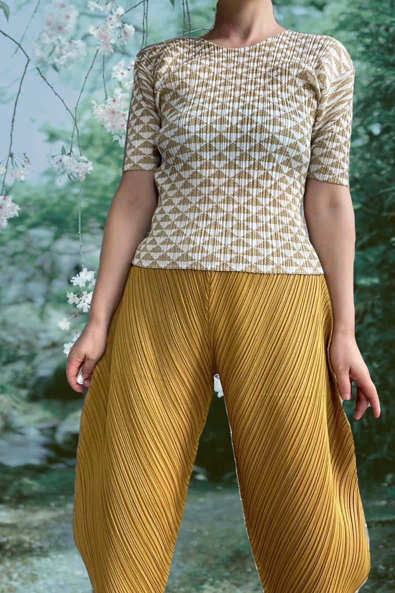 Issey Miyake Issey Miyake size:3 Yellow pleated short-sleeved top Size M / US 6-8 / IT 42-44 - 1 Thumbnail