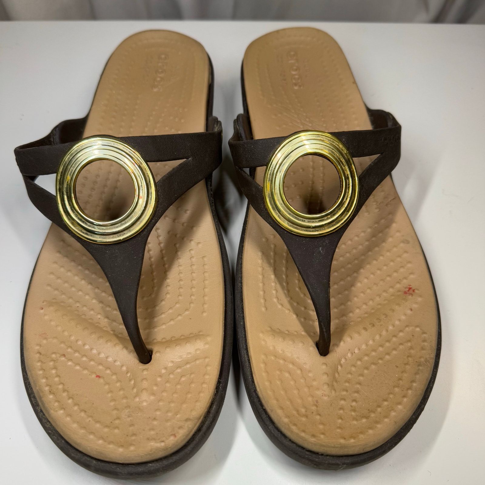 Crocs Crocs Sanrah Circle Medallion Sandal Sz 11 ESPRESSO GOLD Size US 11 / IT 41 - 2 Thumbnail