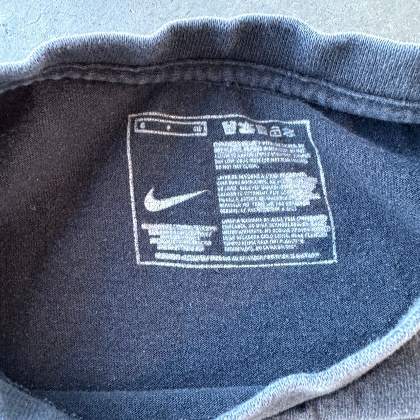 Nike VINTAGE Nike Team Basketball Swoosh Black Graphic Tee Short Sleeve Small Mens S Size US 29 - 3 Thumbnail