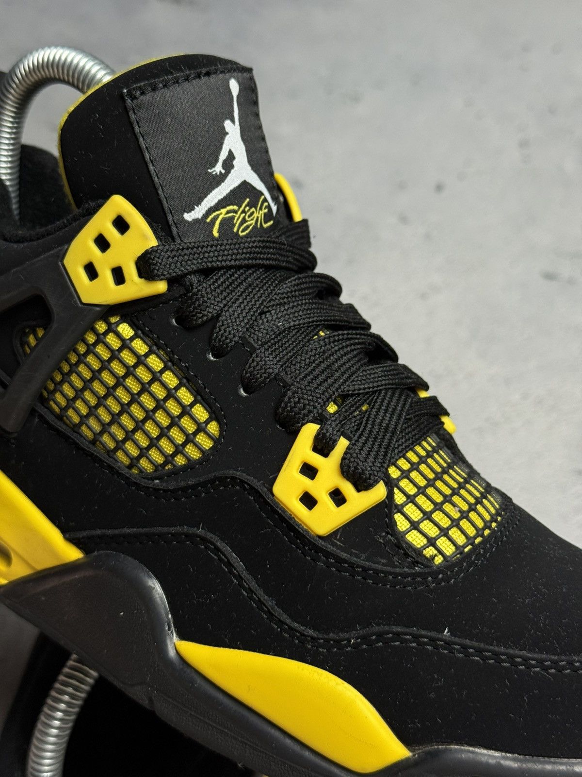 Jordan Brand Nike Air Jordan 4 Retro Thunder Black White Yellow 2023 5,5 Size US 7 / IT 37 - 16 Thumbnail
