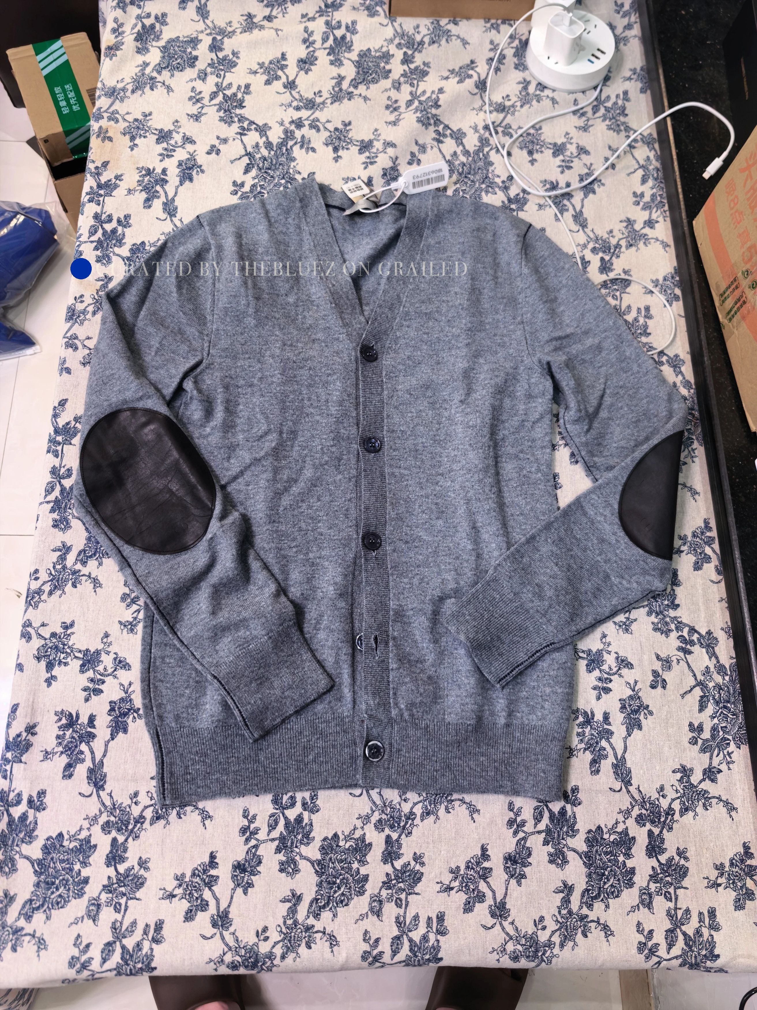 Dior Cashmere Cardigan with Lambskin Patch Size US XS / EU 42 / 0 - 1 Thumbnail