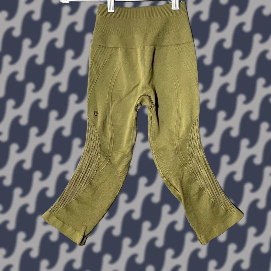 Lululemon Lululemon athletica Womens 2 Olive Green Crop Flow Scrunch Yoga Leggings Size 26" / US 2 / IT 38 - 1 Thumbnail