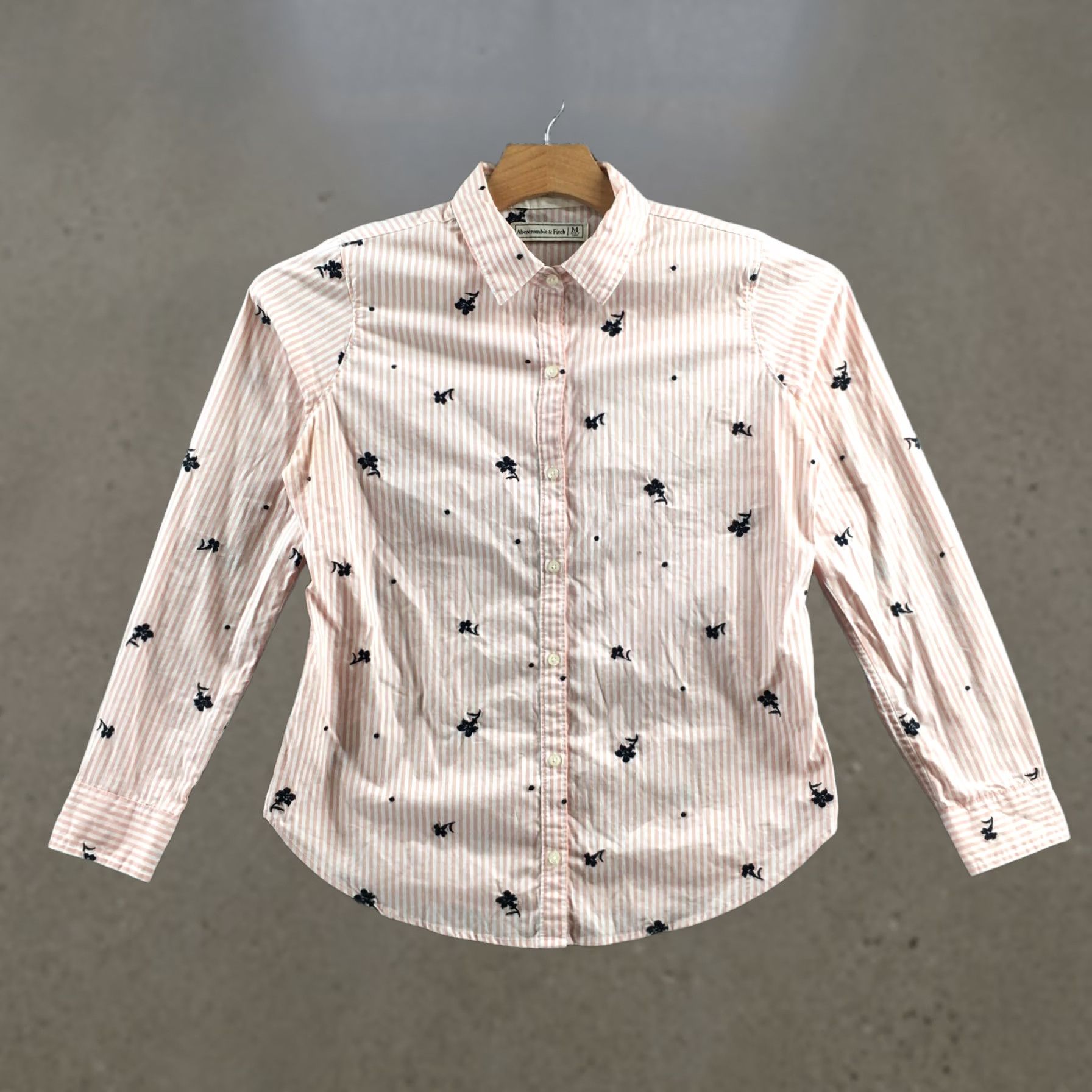 Abercrombie & Fitch Abercrombie & Fitch Shirt Womens M Pink White Button Down Embroidered Floral Size M / US 6-8 / IT 42-44 - 1 Thumbnail