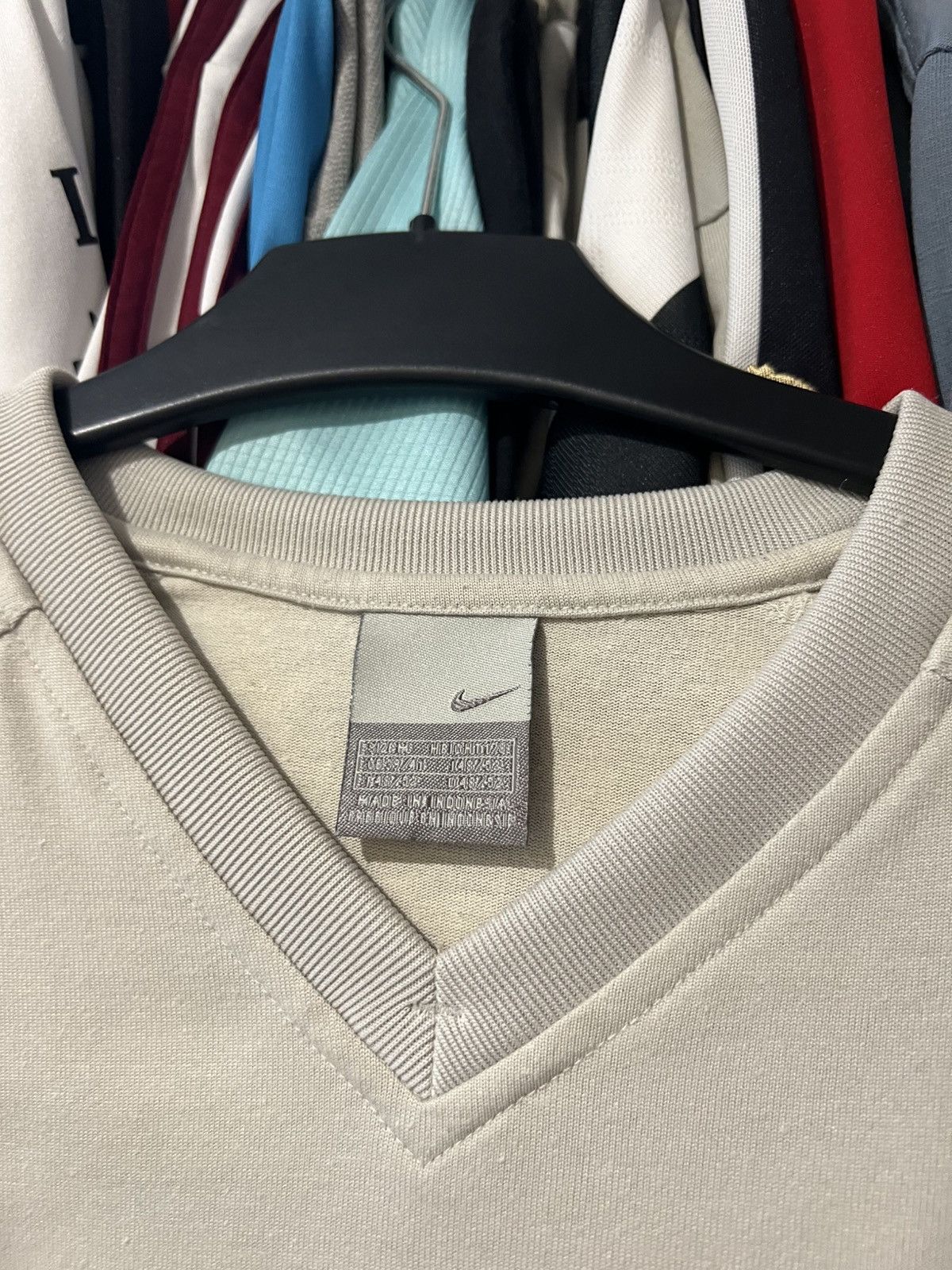 Nike 2002/2003 VINTAGE NIKE BEIGE V NECK HEAWY WEIGHT T SHIRT Size US L / EU 52-54 / 3 - 7 Thumbnail