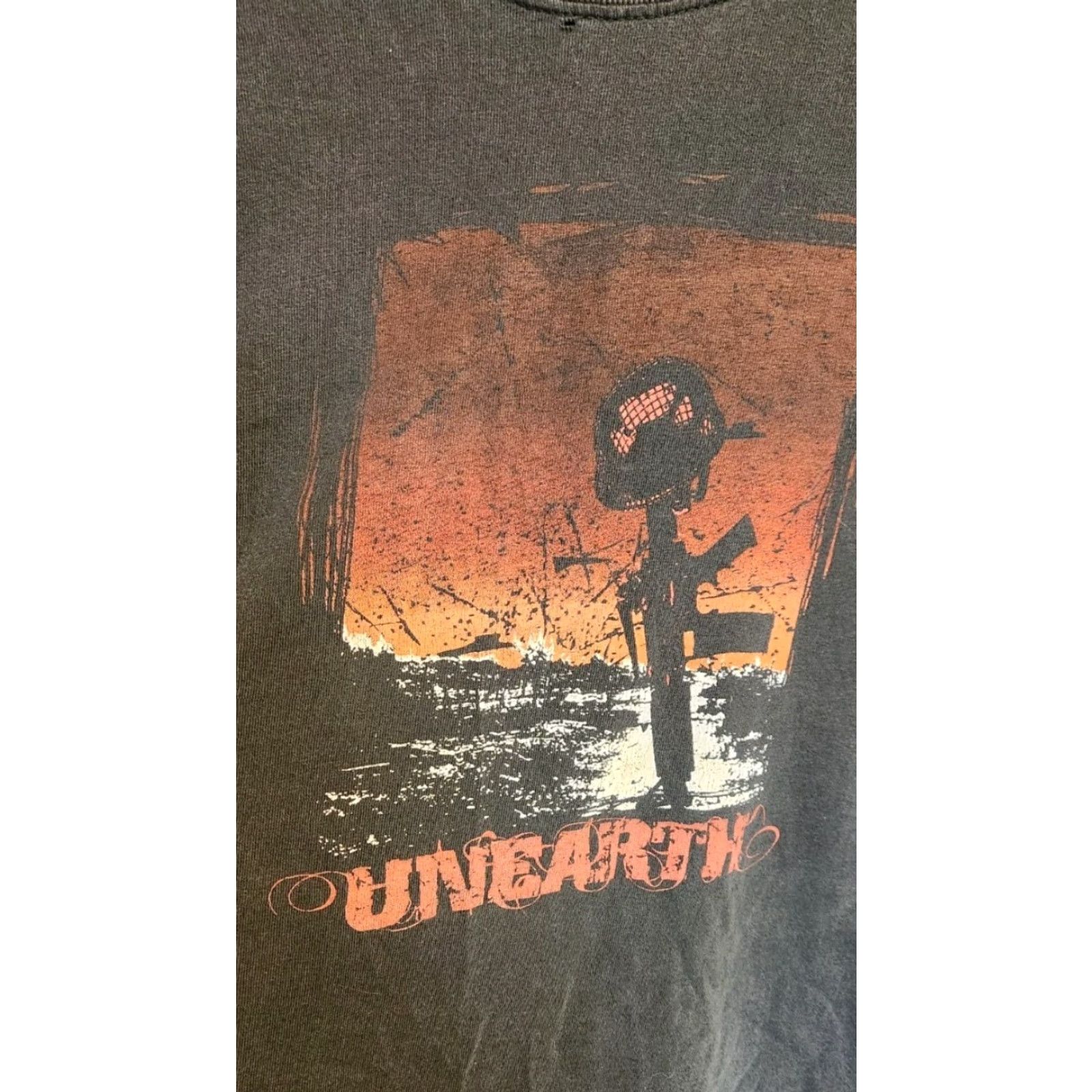 Hanes VINTAGE Hanes Unearth T Shirt Mens XL Rock Band Tee Gun Helmet War Black 2000s Band Grunge Retro Shirt Mens XL Black Hanes Size US XL / EU 56 / 4 - 4 Thumbnail