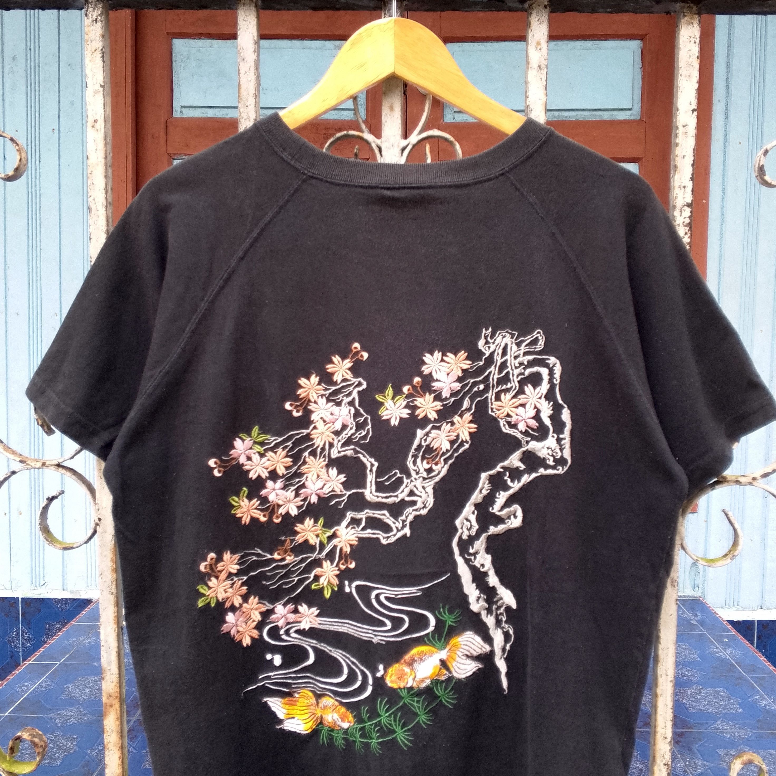 Japanese Brand Vintage Japanese Domestic Sukajan Koi Fish Embroidery Tee Size US L / EU 52-54 / 3 - 3 Thumbnail