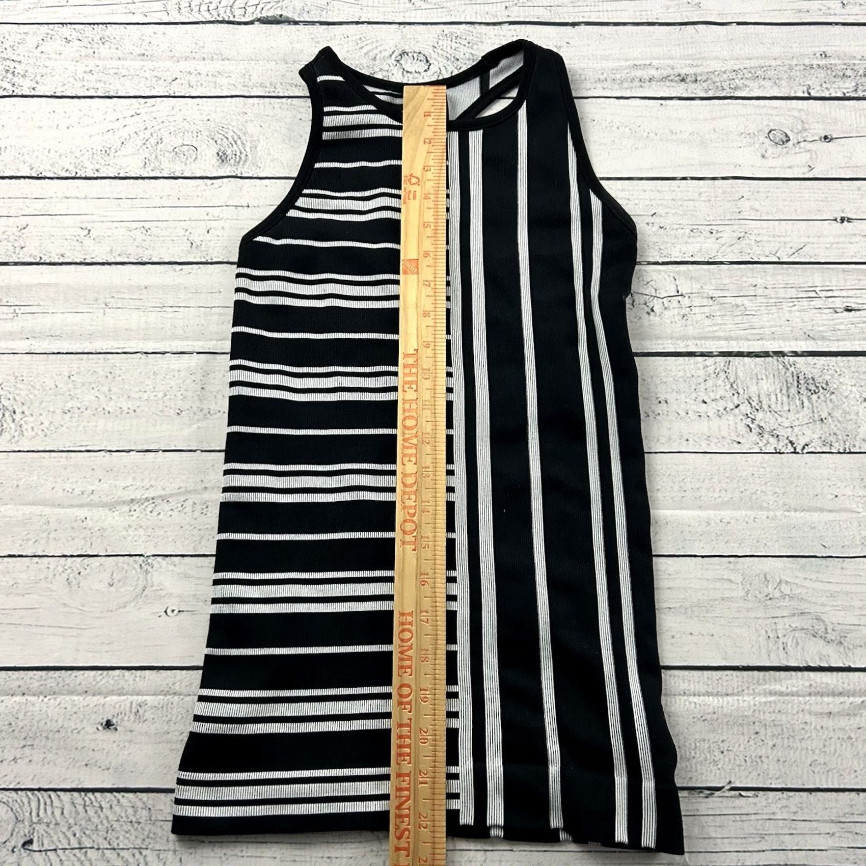 Athleta Athleta Tank Sleeveless Athletic Shirt Women's XS Black White XS Athletic Tank Shirt Womens, Sleeveless, Tank, Activewear Size XS / US 0-2 / IT 36-38 - 4 Thumbnail