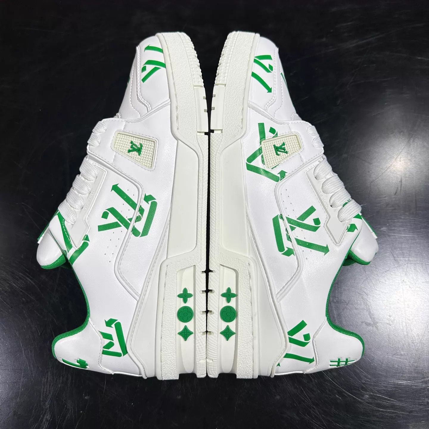 Louis Vuitton Louis Vuitton Trainer White Green 40.5 (UK6.5) Size US 7.5 / EU 40-41 - 7 Thumbnail