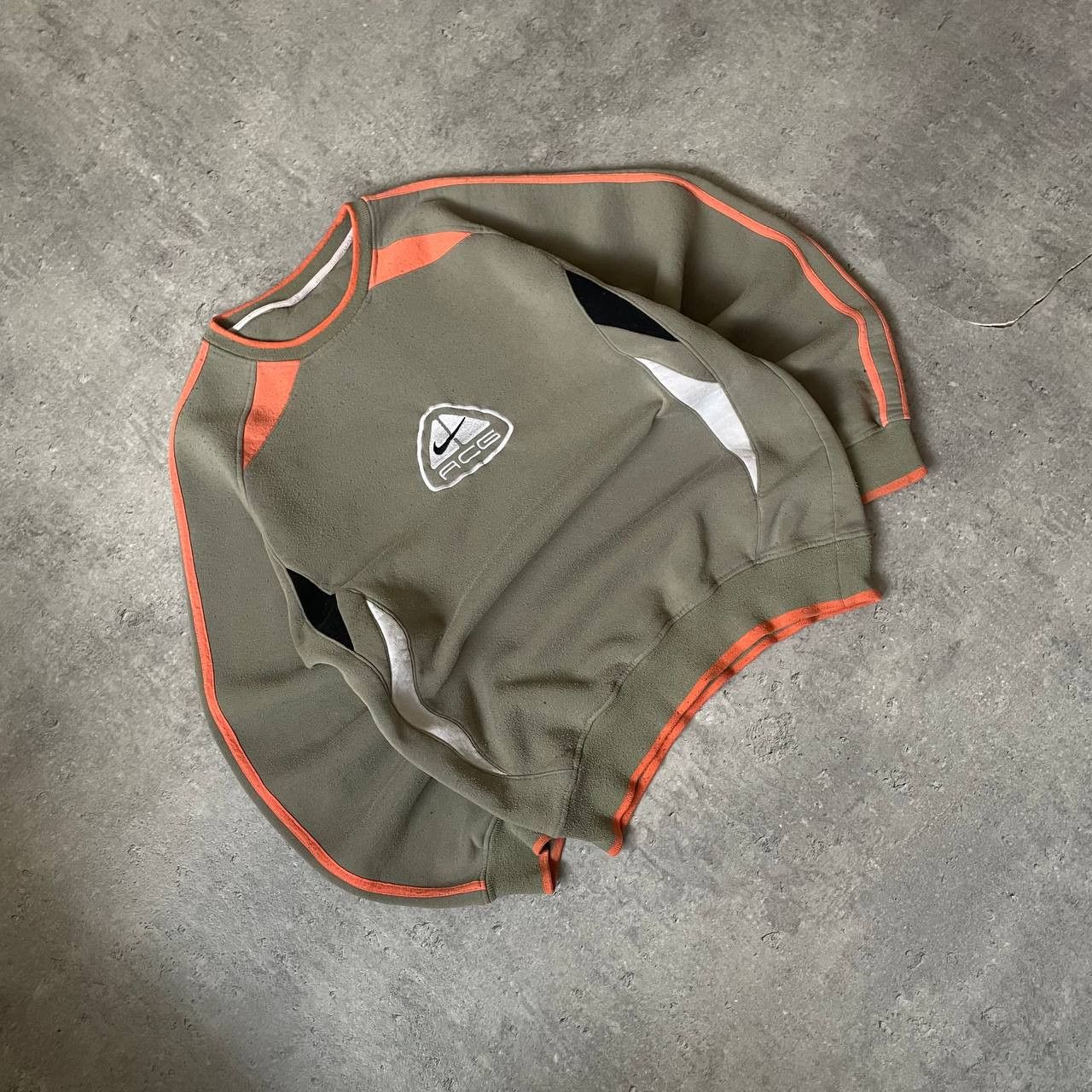 Nike × Nike ACG × Vintage Vintage Nike Acg Central Logo Sweatshirt Size US M / EU 48-50 / 2 - 2 Thumbnail