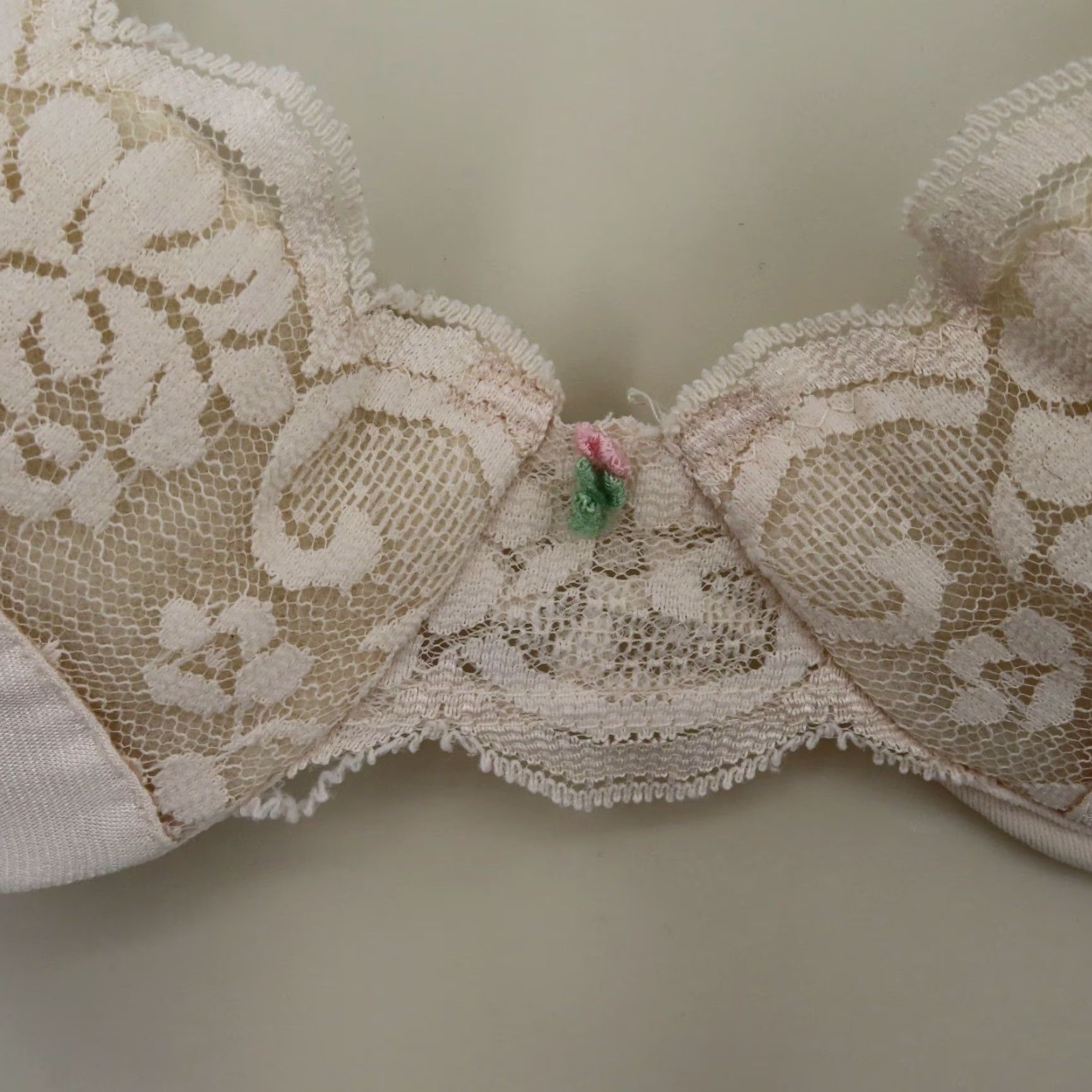JCPenney VINTAGE J. C. Penney Fantasia Bra 36B Cream Underwire Lined Lace Satin Rosette 7236 Womens Size ONE SIZE - 3 Thumbnail