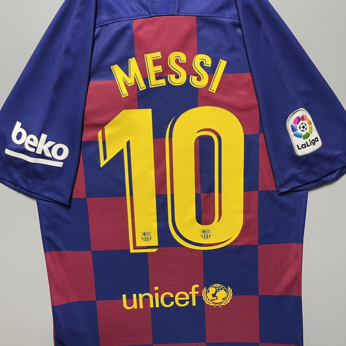 Vintage BARCELONA NIKE 2019/2020 FOOTBALL HOME JERSEY #10 MESSI Size US S / EU 44-46 / 1 - 7 Thumbnail