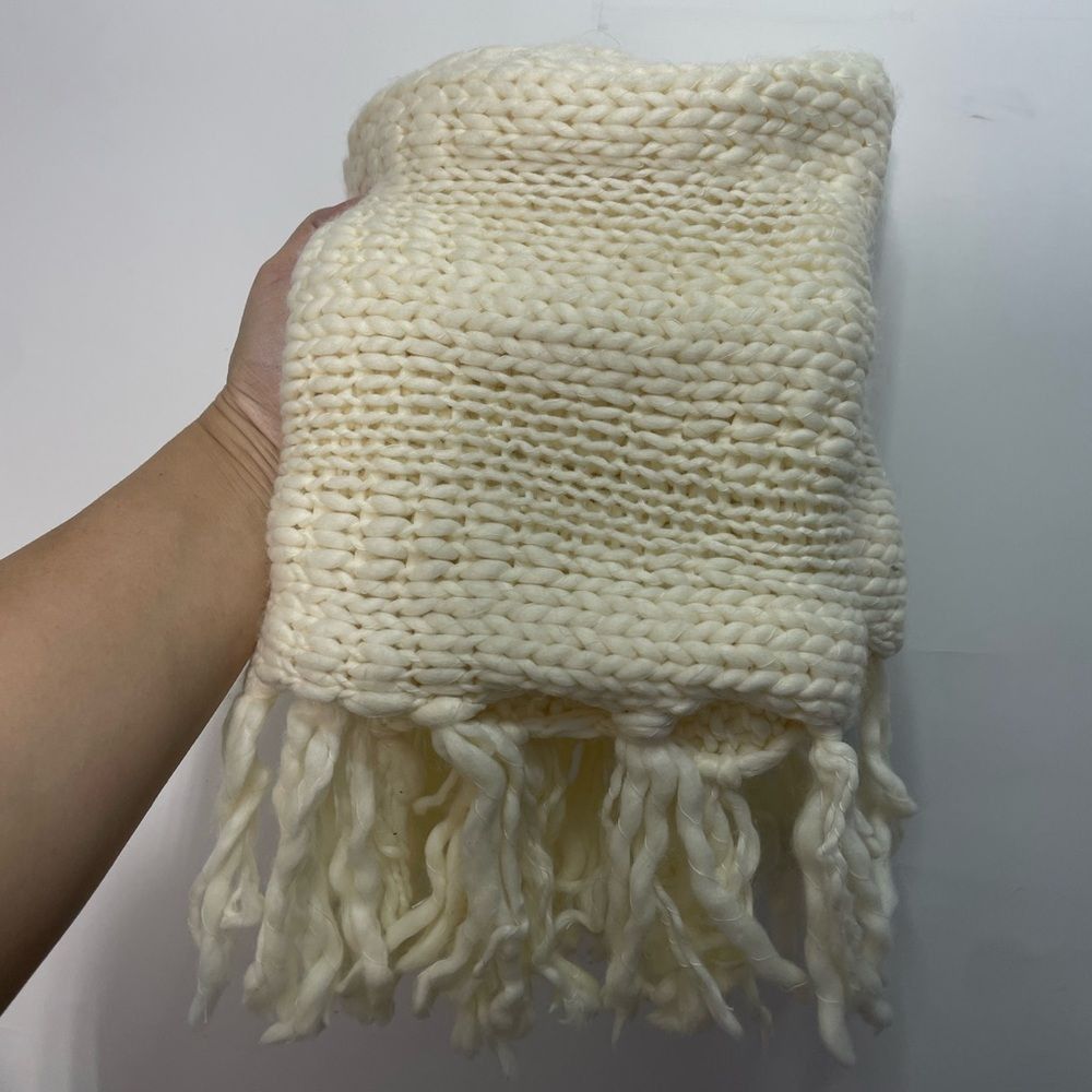 Other Marilyn Monroe Chunky Knit Cream Infinity Scarf Size ONE SIZE - 4 Thumbnail