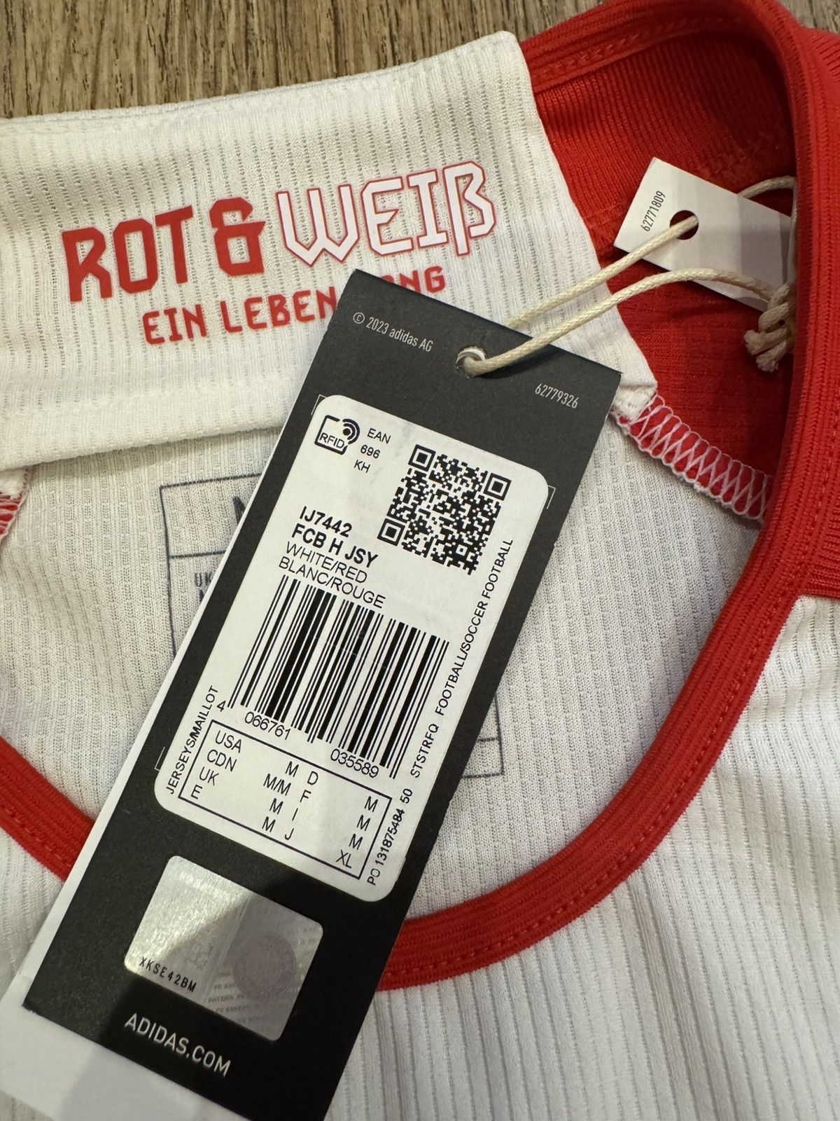 Adidas BAYERN MÜNICH 2023 2024 HOME FOOTBALL SHIRT ADIDAS SIZE M Size US M / EU 48-50 / 2 - 9 Thumbnail