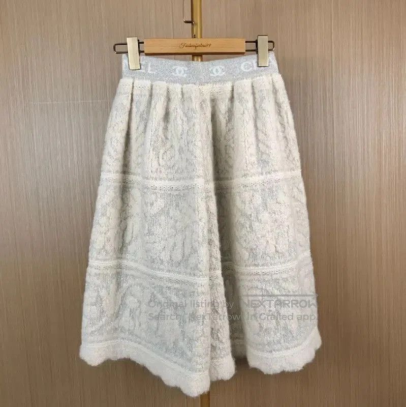Chanel Chanel White Cashmere Midi Skirt . Size 23" - 1 Thumbnail