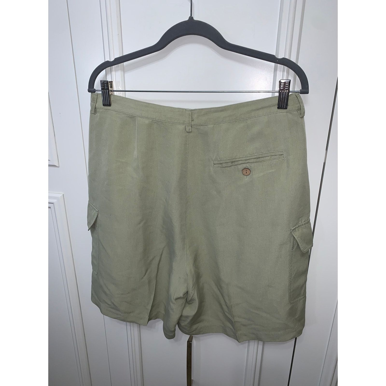 Tommy Bahama Tommy Bahama Women's Cargo Shorts Green Size 16 Solid Silk Size 38" / US 16 / IT 52 - 4 Thumbnail