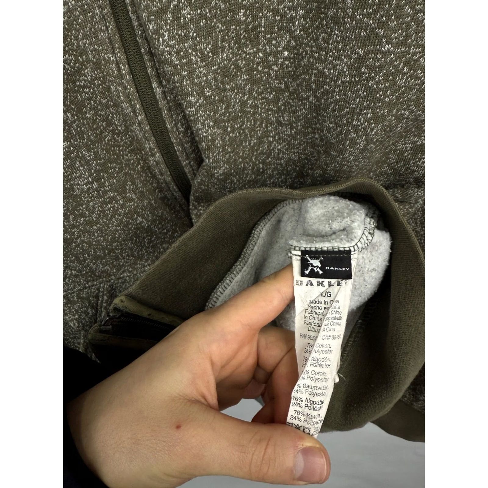 Oakley VINTAGE Oakley Hoodie Mens L Khaki Y2K Camouflage Military Style Rare Size Size US L / EU 52-54 / 3 - 7 Thumbnail