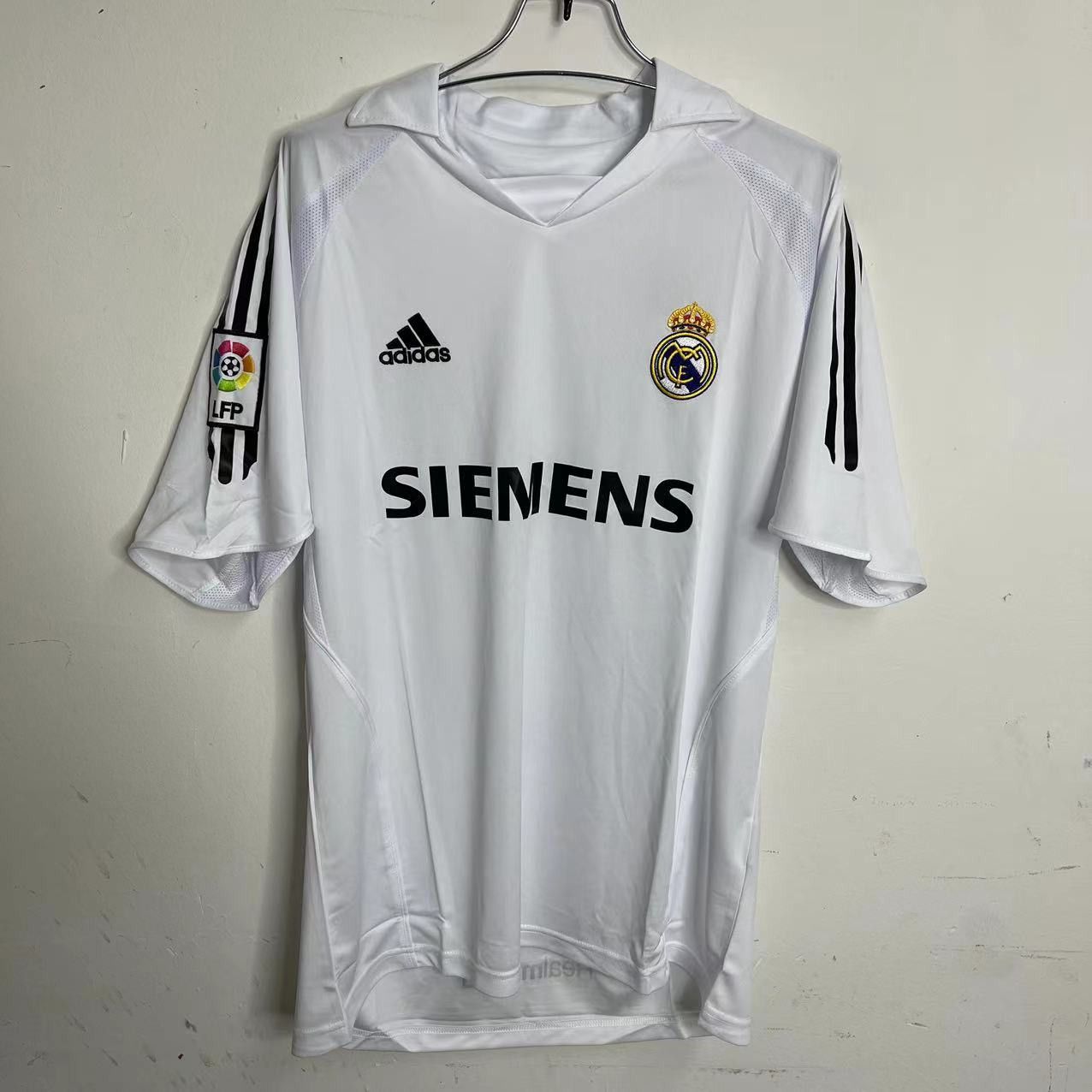 Vintage 2004-05 Beckham Real Madrid Home Soccer Jersey Size US L / EU 52-54 / 3 - 1 Thumbnail