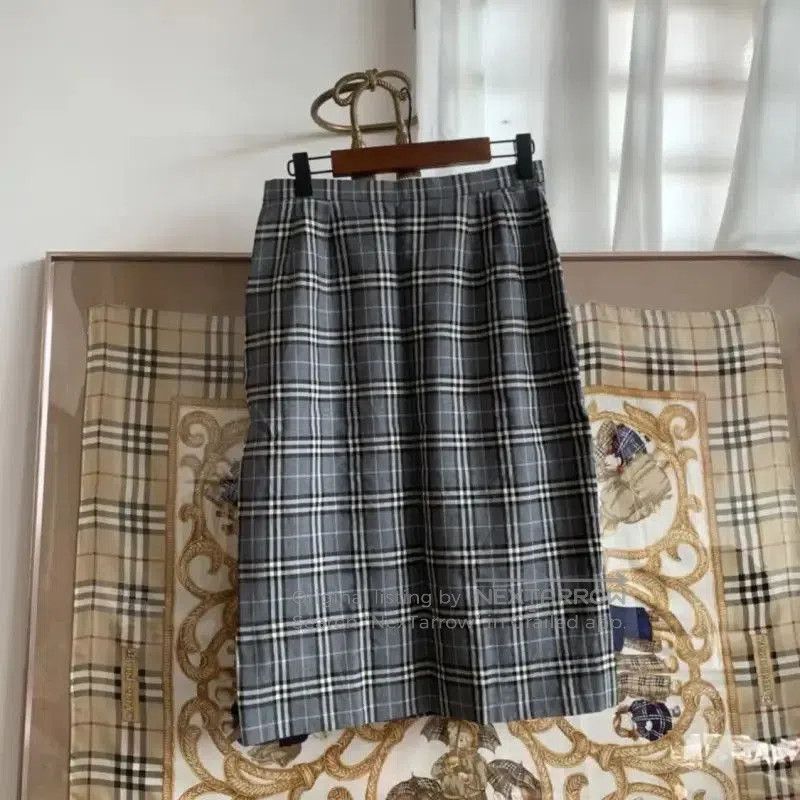 Burberry Burberry Grey Wool Midi Skirt for Women. Size 24" / US 00 / IT 34 - 4 Thumbnail