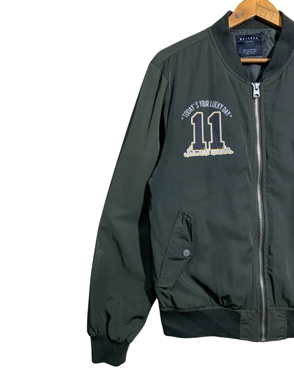 Bershka 🔥BERSHKA GREEN BOMBERS JACKETS TIGER MOTIVE Size US L / EU 52-54 / 3 - 5 Thumbnail