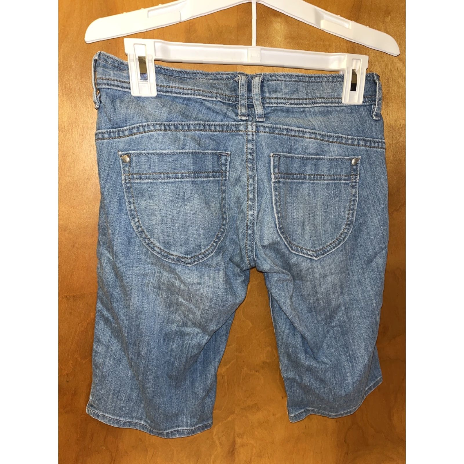 Old Navy Vintage Old Navy Lowest Rise Medium Blue Jean Size 0 Bermuda Shorts Size 25" / US 0 / IT 36 - 2 Thumbnail