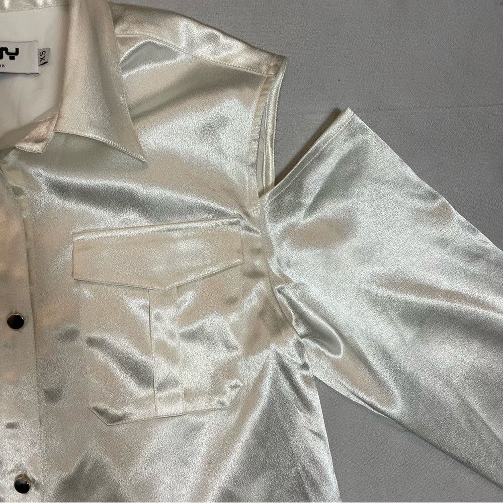 Other NWT New VHNY Satin White Cut Out Long Sleeve Button Blouse Size XS / US 0-2 / IT 36-38 - 7 Thumbnail