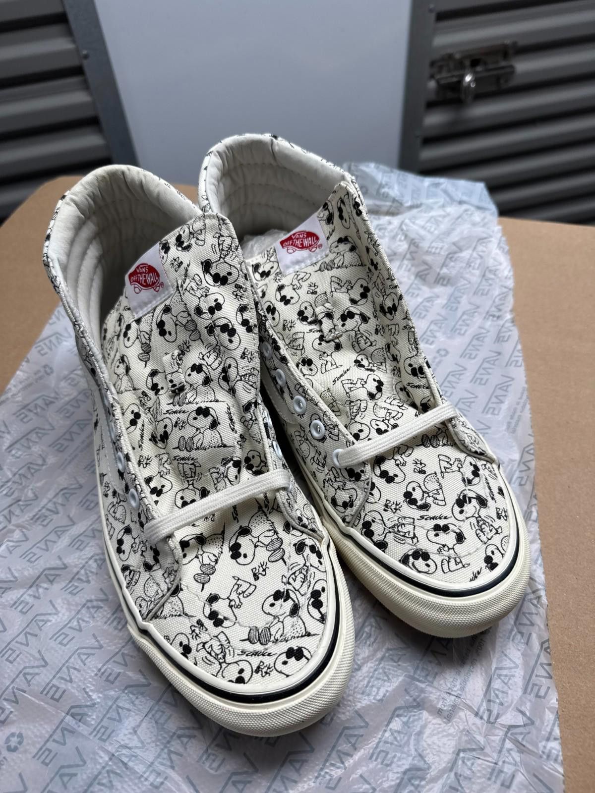 Vans Vans Snoopy Sk8 Hi Size 9.5 LX Vault White Size US 9.5 / EU 42-43 - 1 Thumbnail