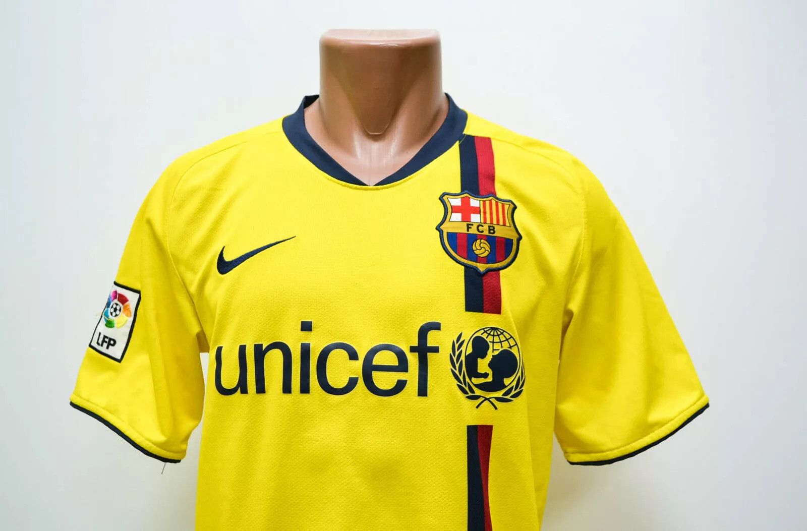 Nike BARCELONA SPAIN 2008/2009 AWAY FOOTBALL SHIRT JERSEY NIKE S Size US S / EU 44-46 / 1 - 3 Thumbnail