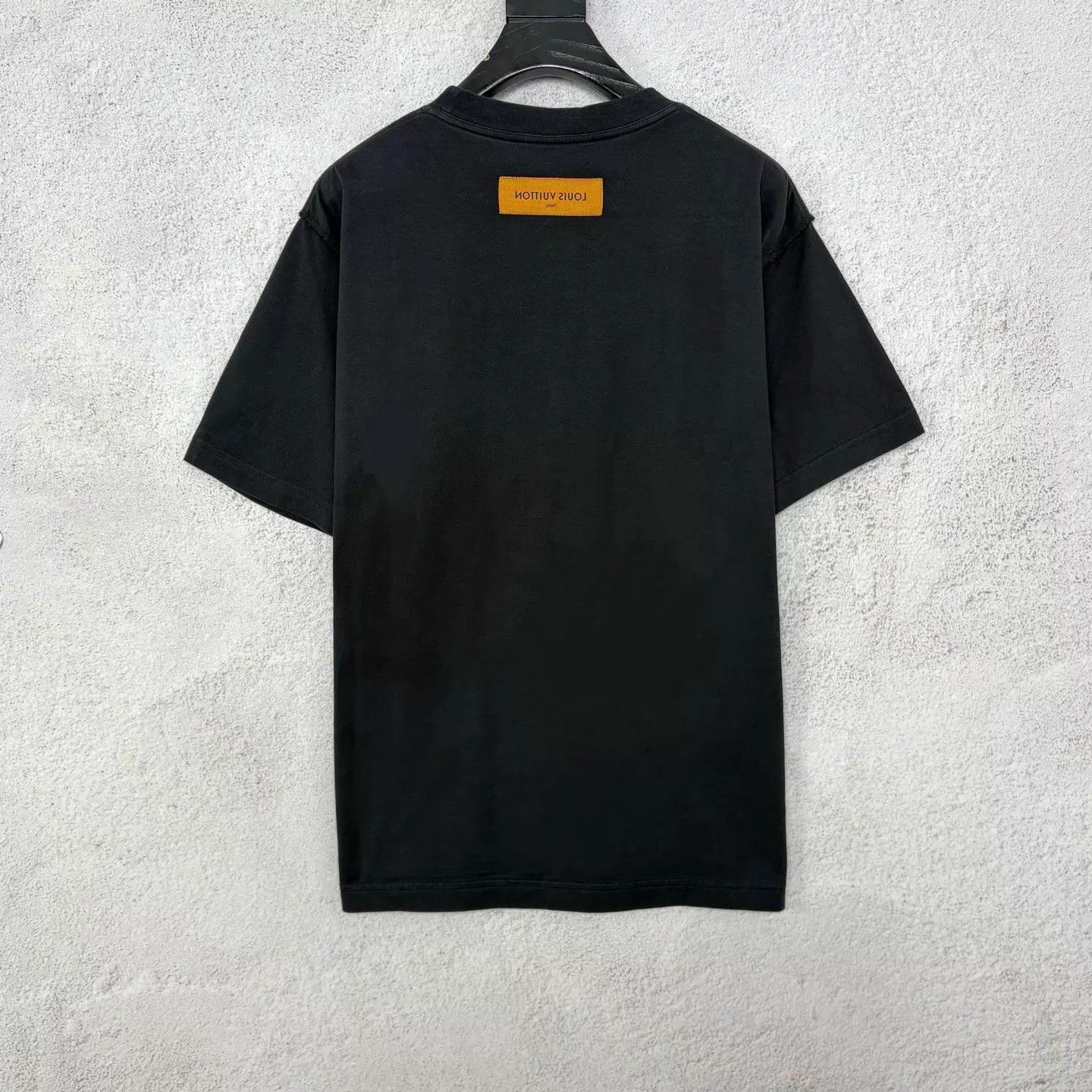 Louis Vuitton LOUIS VUITTON embossed logo short sleeve t-shirt L 99 Size US L / EU 52-54 / 3 - 2 Thumbnail