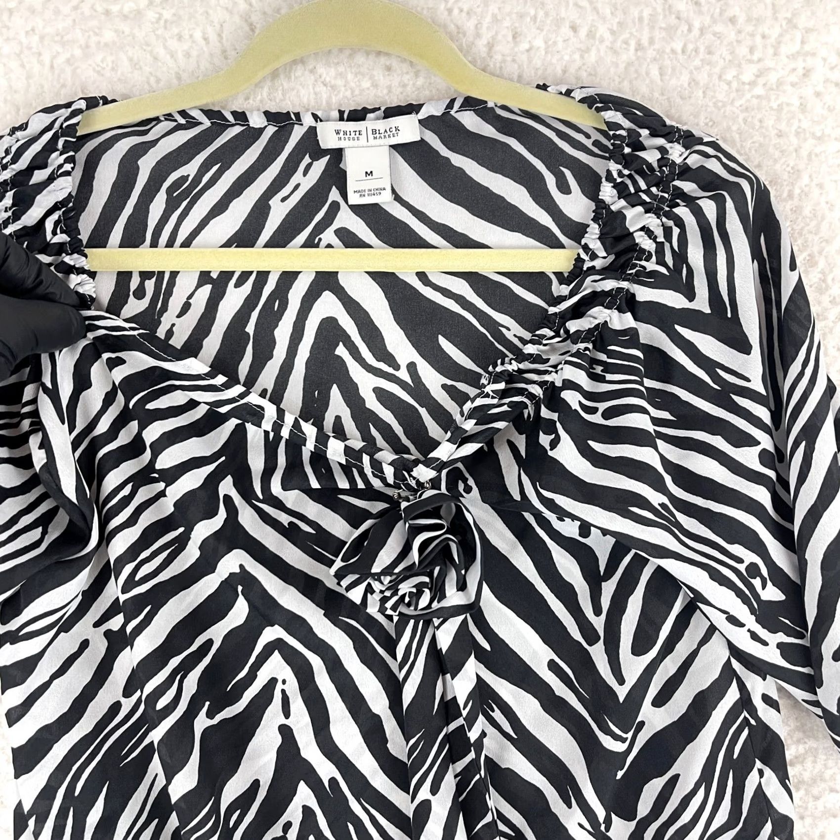 White House Black Market White House Black Market Animal Print Pullover Blouse Womens M Black 3/4 Sleeve Bow Casual Shirt Black White Print Blouse Womens M Size M / US 6-8 / IT 42-44 - 6 Thumbnail