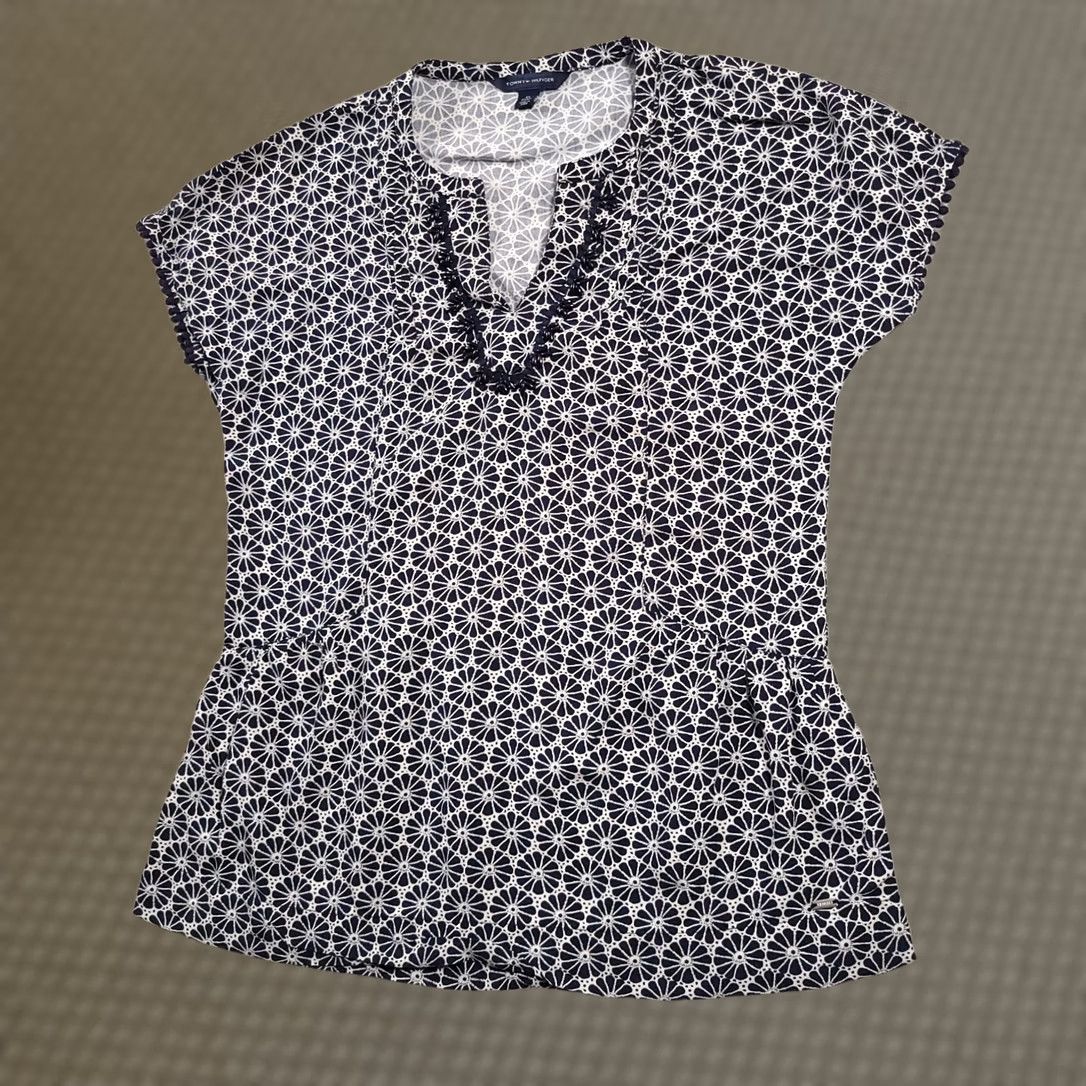 Tommy Hilfiger Tommy Hilfiger Top Womens Size XS Navy White V-Neckline Short Sleeve Floral Bead Size XS / US 0-2 / IT 36-38 - 1 Thumbnail