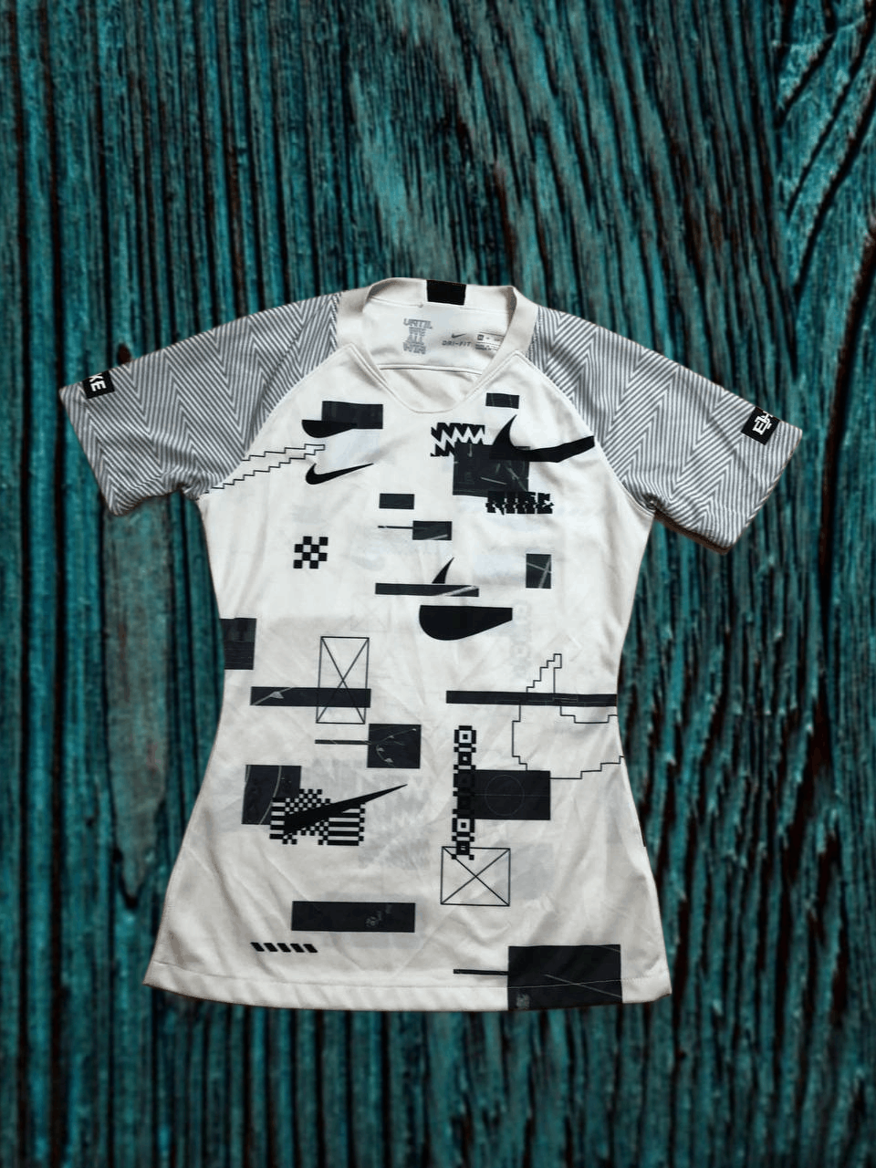 Nike Nike Womens Black History Month Shirt SPORTWEAR Size XS / US 0-2 / IT 36-38 - 1 Thumbnail