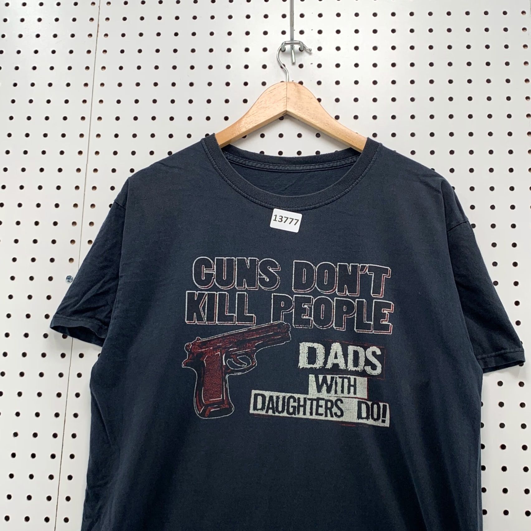 Vintage VINTAGE Unbranded Shirt Adult Black Short Sleeve Guns Dont Kill People Dads With Daughters Do M Crew Neck Graphic 2010s Dad Funny Mens Size US M / EU 48-50 / 2 - 3 Thumbnail