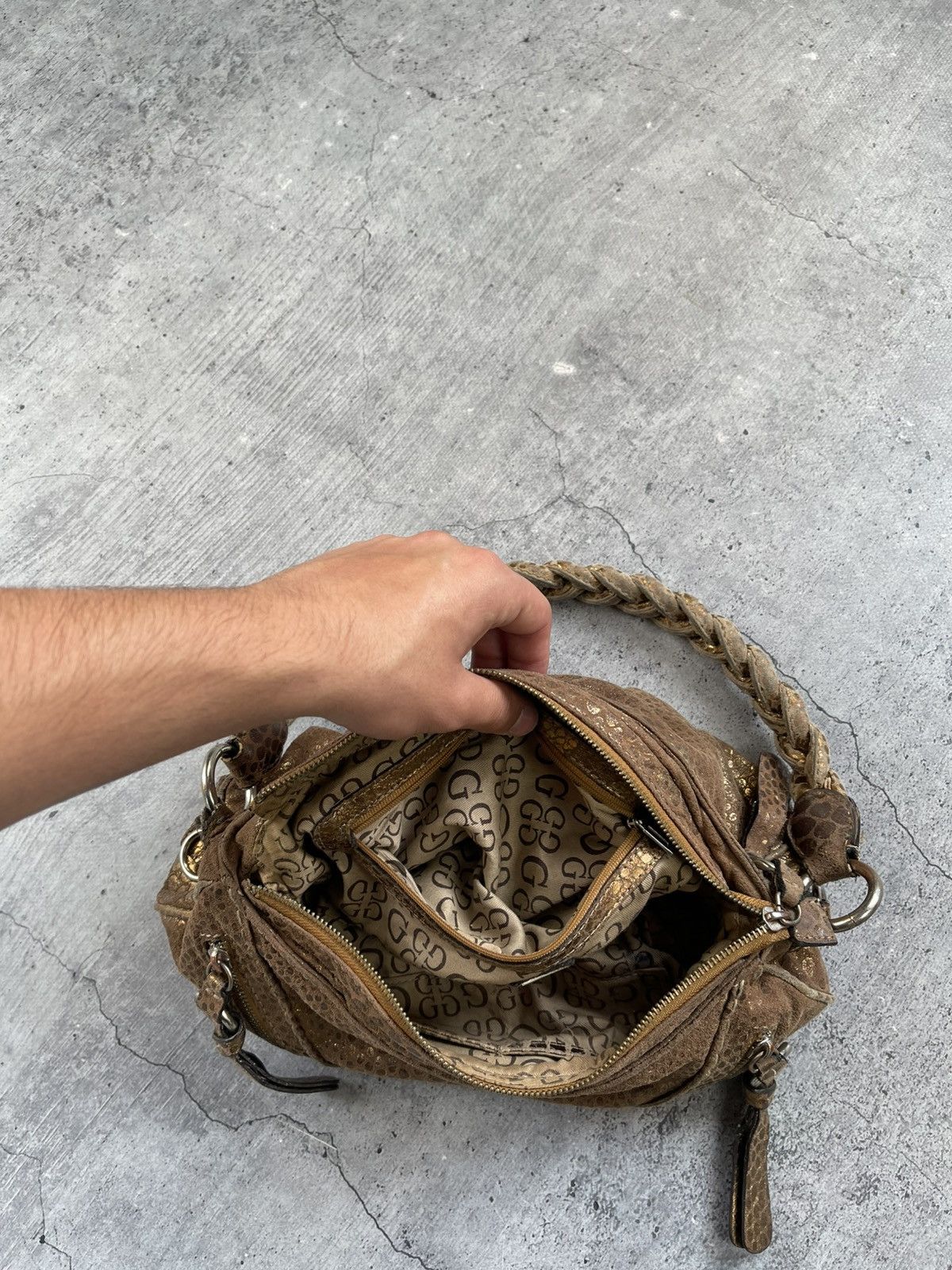 Guess × Japanese Brand × Vintage Rare🔥🔥Vintage monogram GUESS hobo bag Size ONE SIZE - 11 Thumbnail