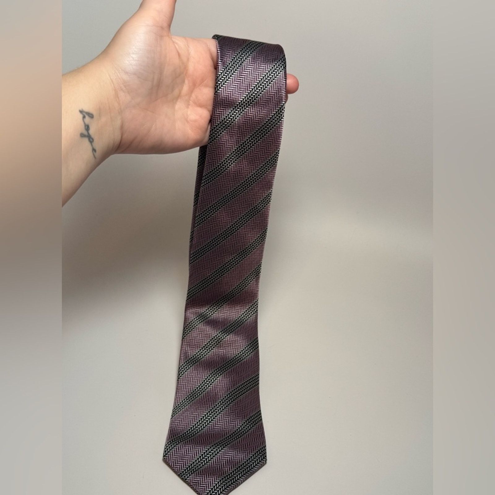 Hugo Boss Hugo Boss Pink & Grey 100% Silk Tie Designer Accessory Size ONE SIZE - 2 Thumbnail