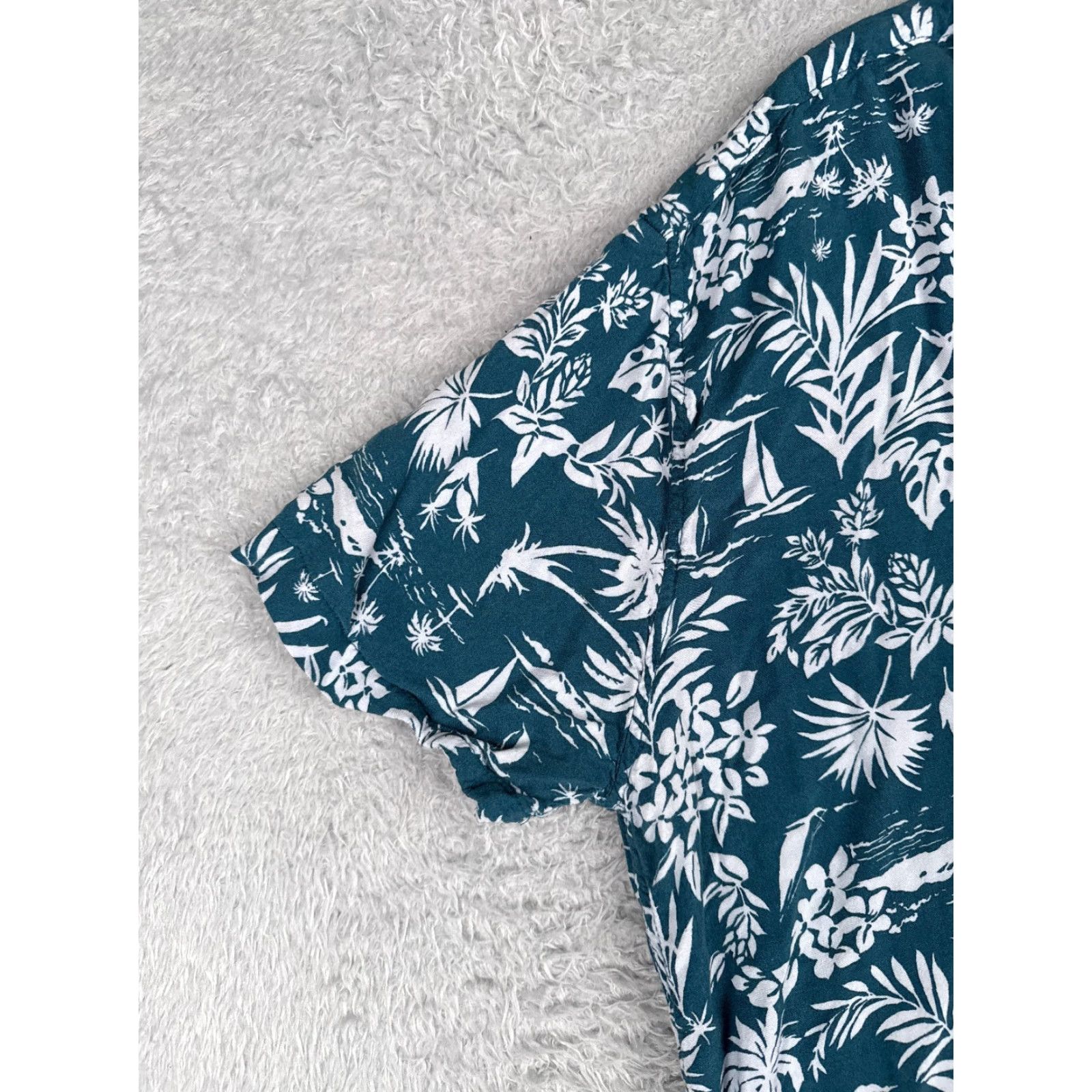 Vintage St. John's Bay Men's Shirt XL Blue Floral Palm Sailboat Hawaiian 100% Rayon Button-Up Short Sleeve Size US XL / EU 56 / 4 - 3 Thumbnail