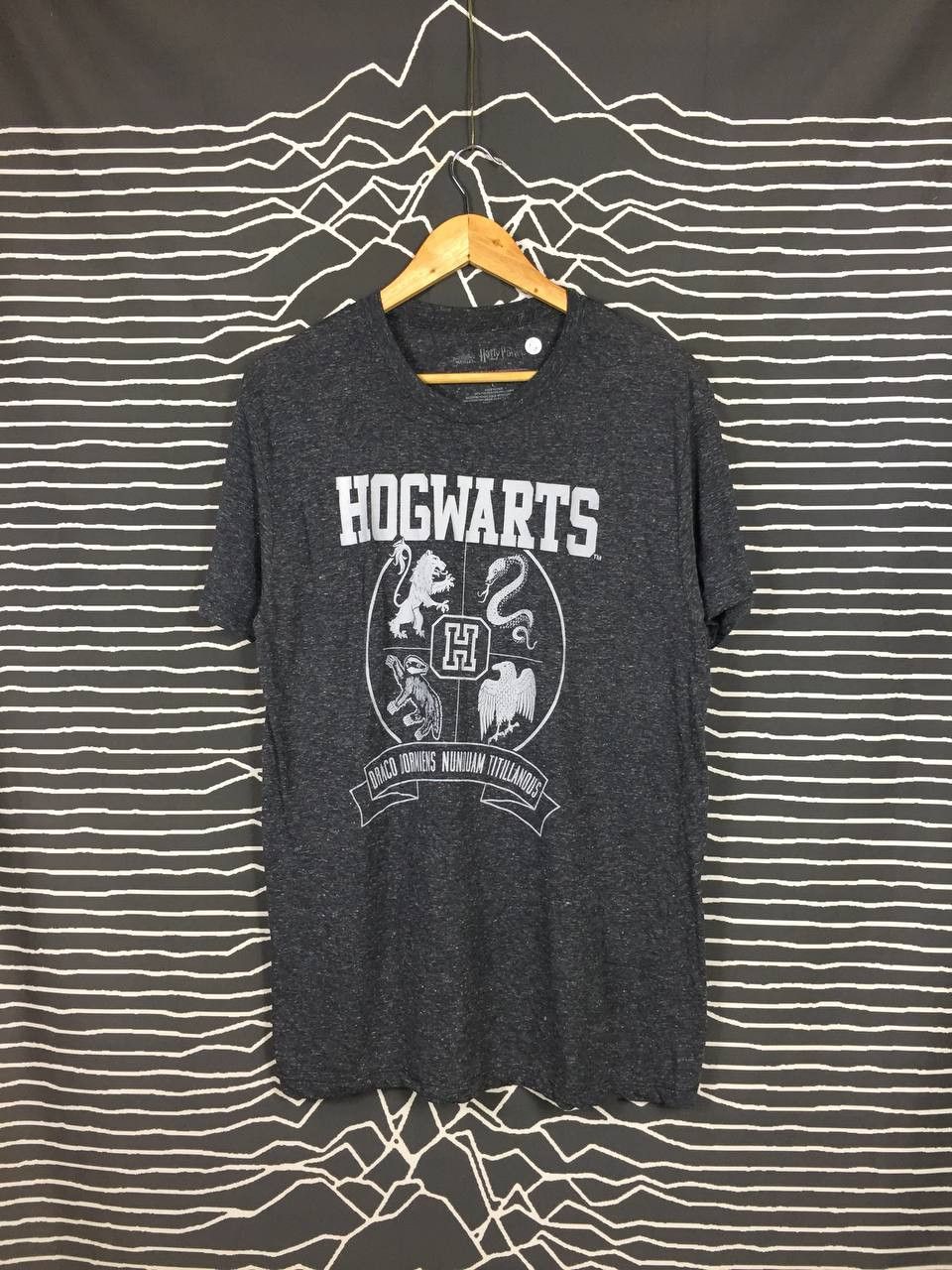 Vintage Harry Potter Hogwarts Crest Logo Wizarding World Tee Size US L / EU 52-54 / 3 - 1 Thumbnail