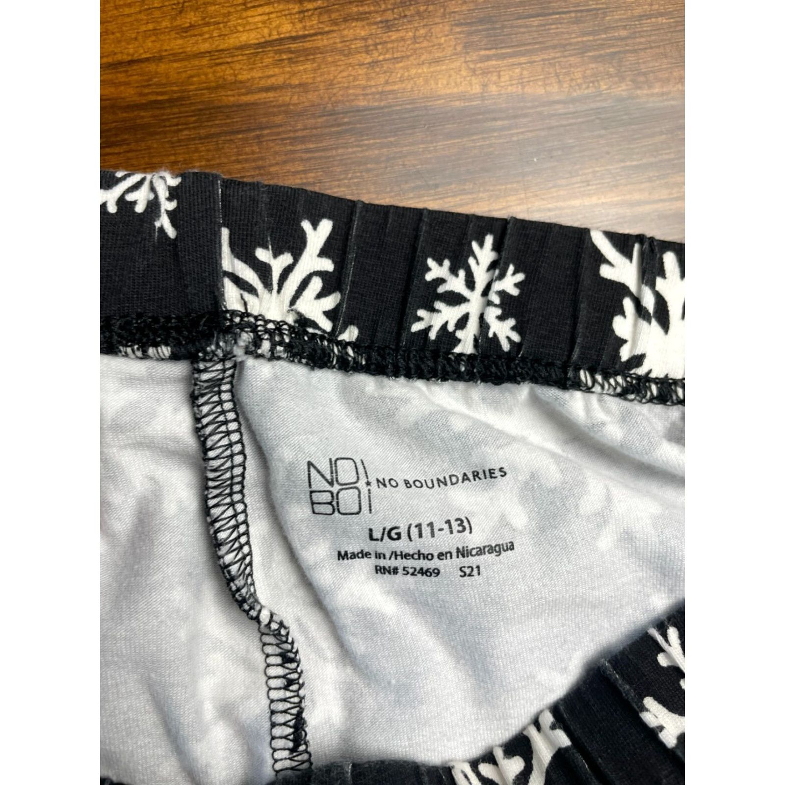Vintage No Boundaries Pants Women's Large Snowflakes Christmas Winter Leggings Size 42" / US 20 - 7 Thumbnail